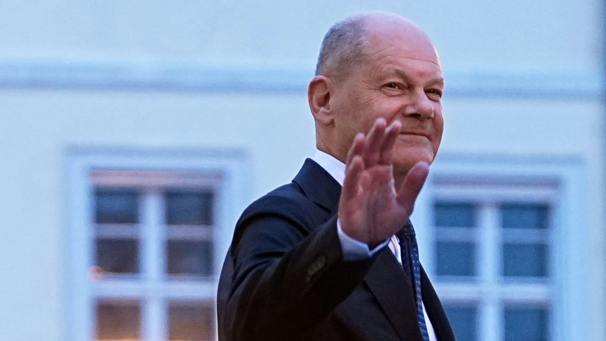 Der geschäftsführende Bundeskanzler Olaf Scholz (SPD) verlässt nach der Übergabe der Entlassungsurkunden durch Bundespräsident Steinmeier winkend das Schloss Bellevue.