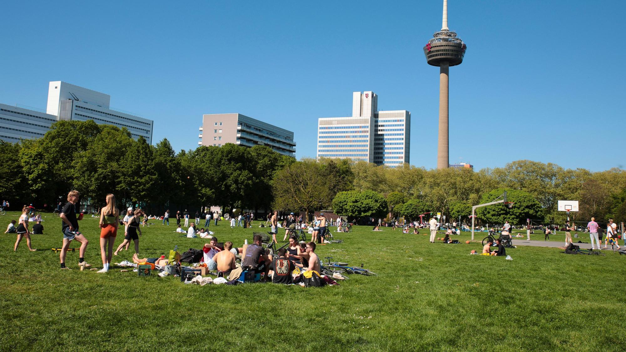 26.05.2025, Köln: Wetter Frrühling im Grüngürtel.Foto:Dirk Borm
