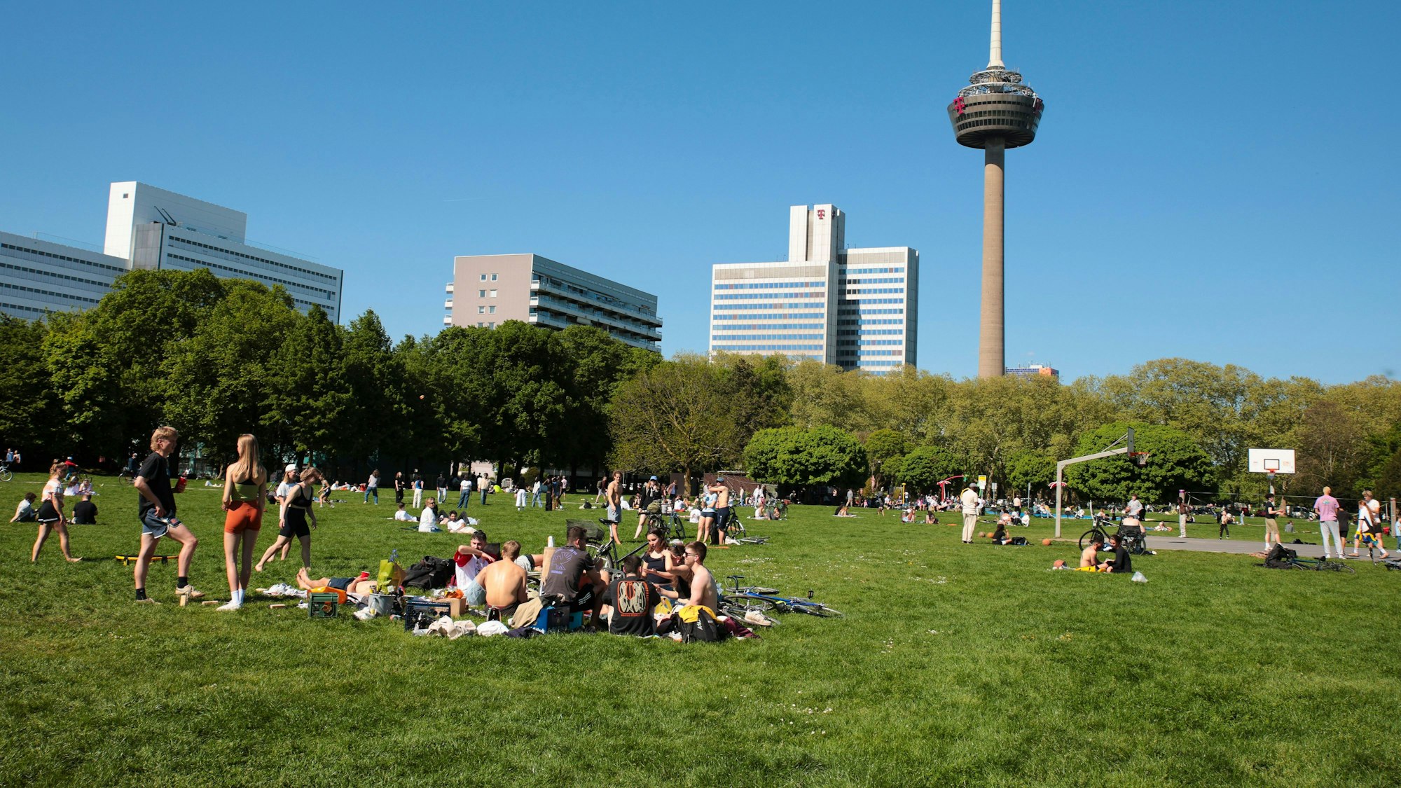26.05.2025, Köln: Wetter Frrühling im Grüngürtel.Foto:Dirk Borm