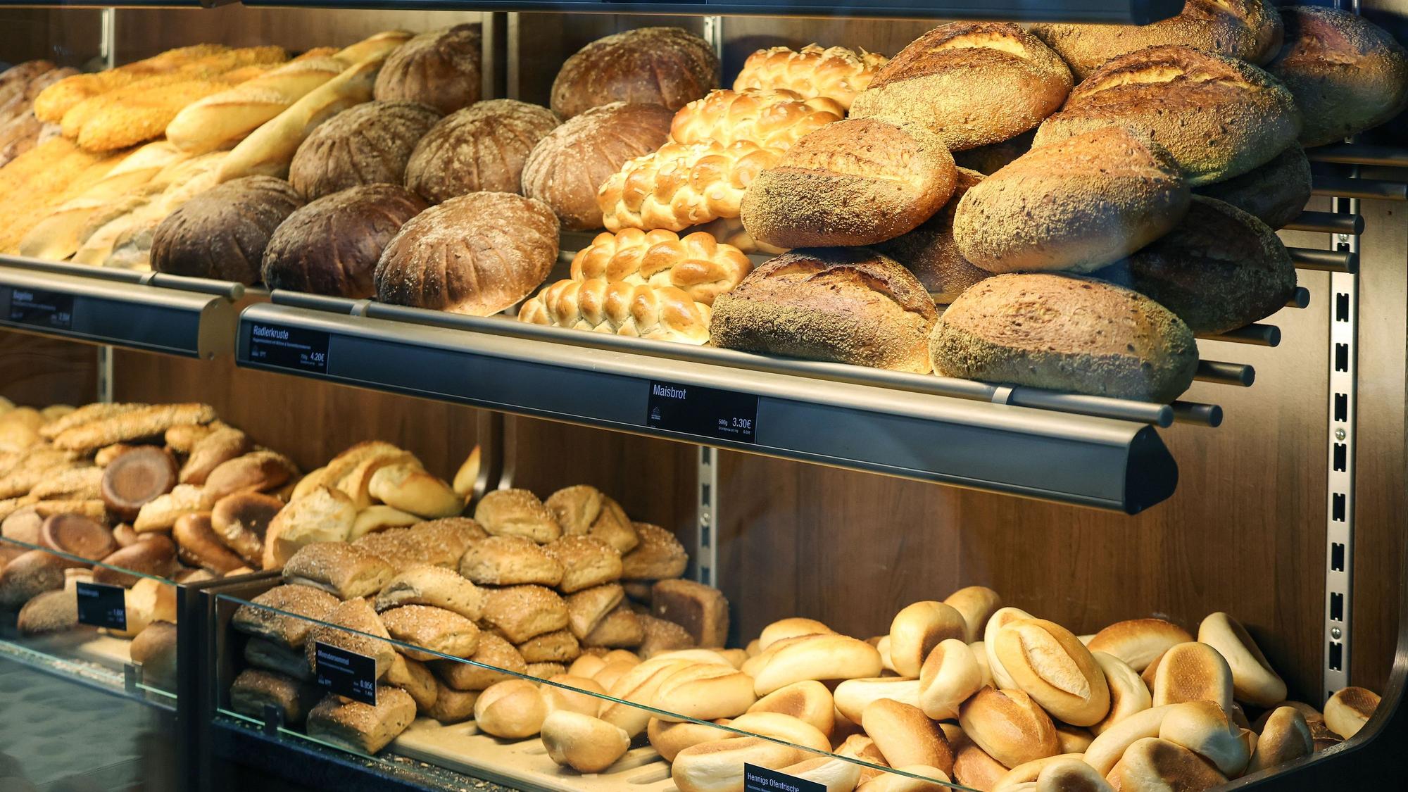 Das Bild zeigt mit Brot und Brötchen gefüllte Regale einer Bäckerei.