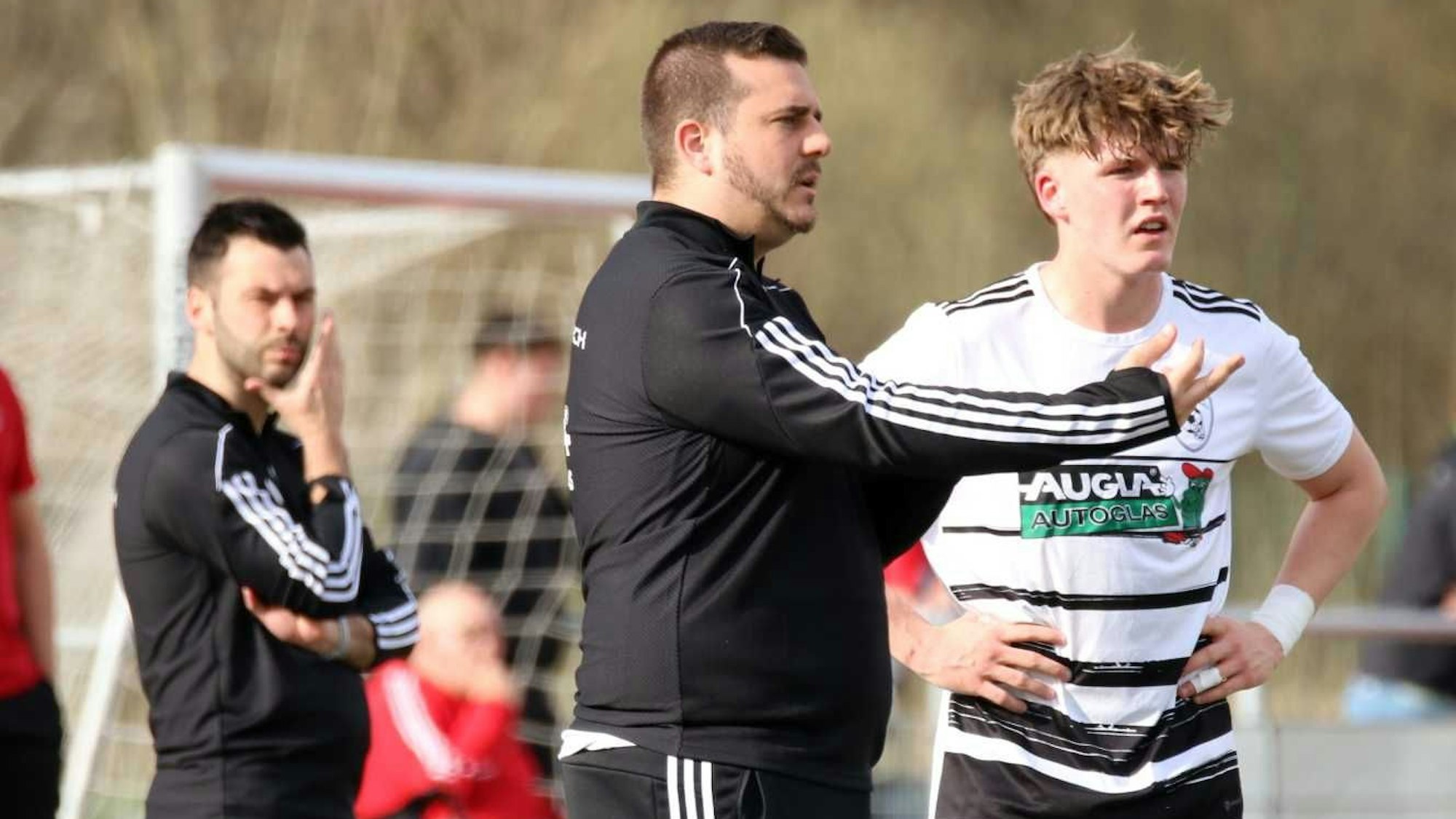 Erftstadt-Lechenichs Trainer Florian Kramp gibt Kevin Kochems Anweisungen.