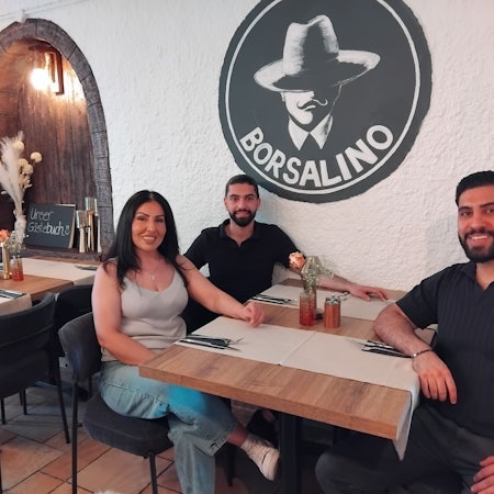 Herzensprojekt Borsalino: Die Brüder Nineb und Ankido Isho mit ihrer Mutter Joulet Zado-Zharo (v.r.).
Siegburg, italienisches Restaurant