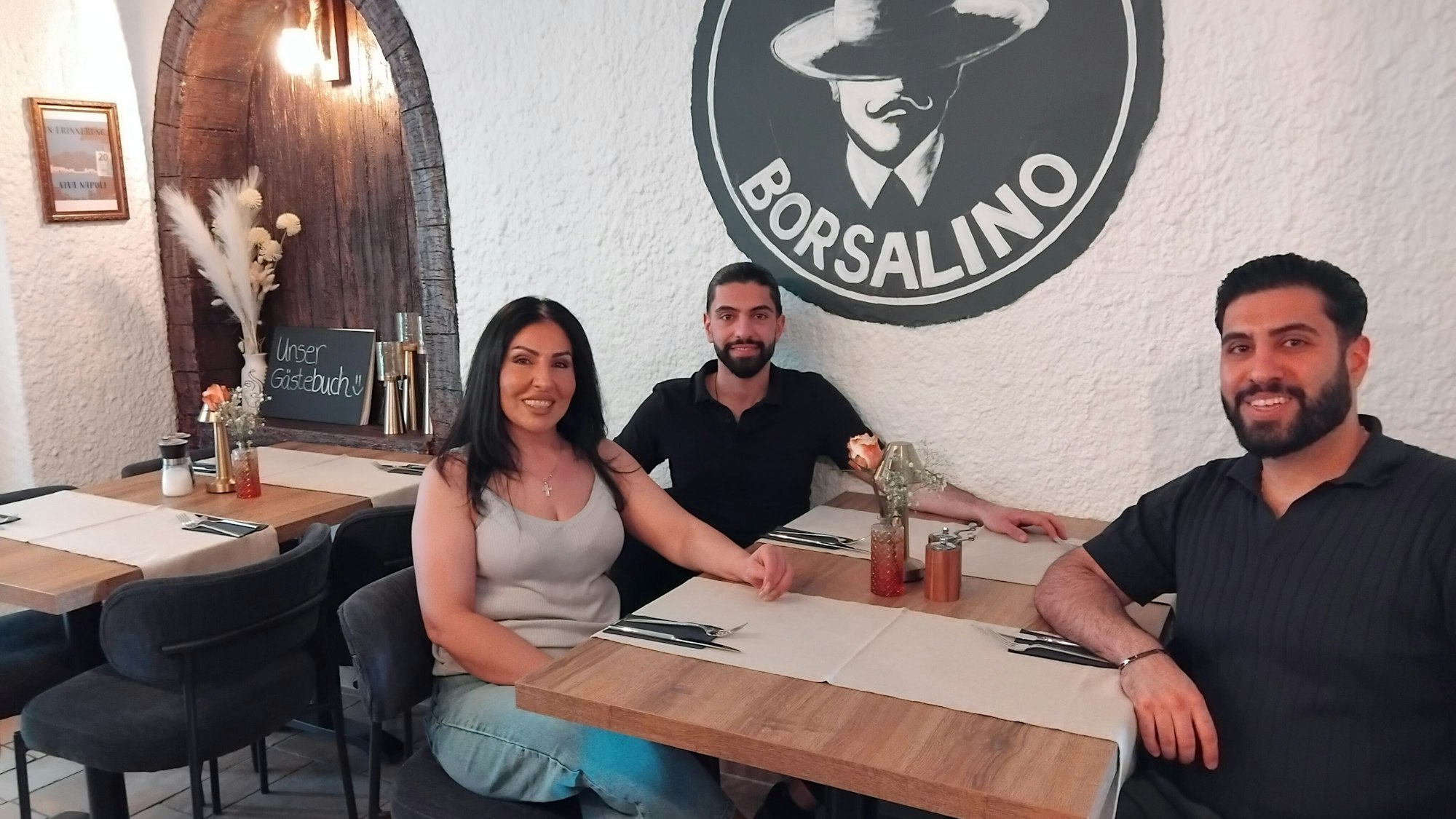 Herzensprojekt Borsalino: Die Brüder Nineb und Ankido Isho mit ihrer Mutter Joulet Zado-Zharo (v.r.).
Siegburg, italienisches Restaurant