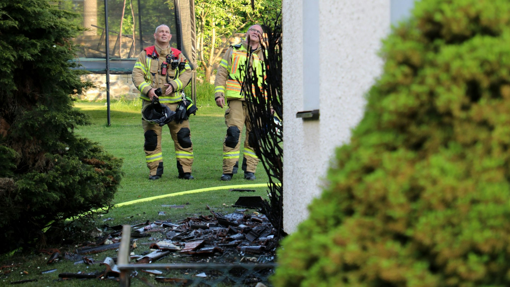 Komplett abgebrannt ist die Hecke an der Hauswand.