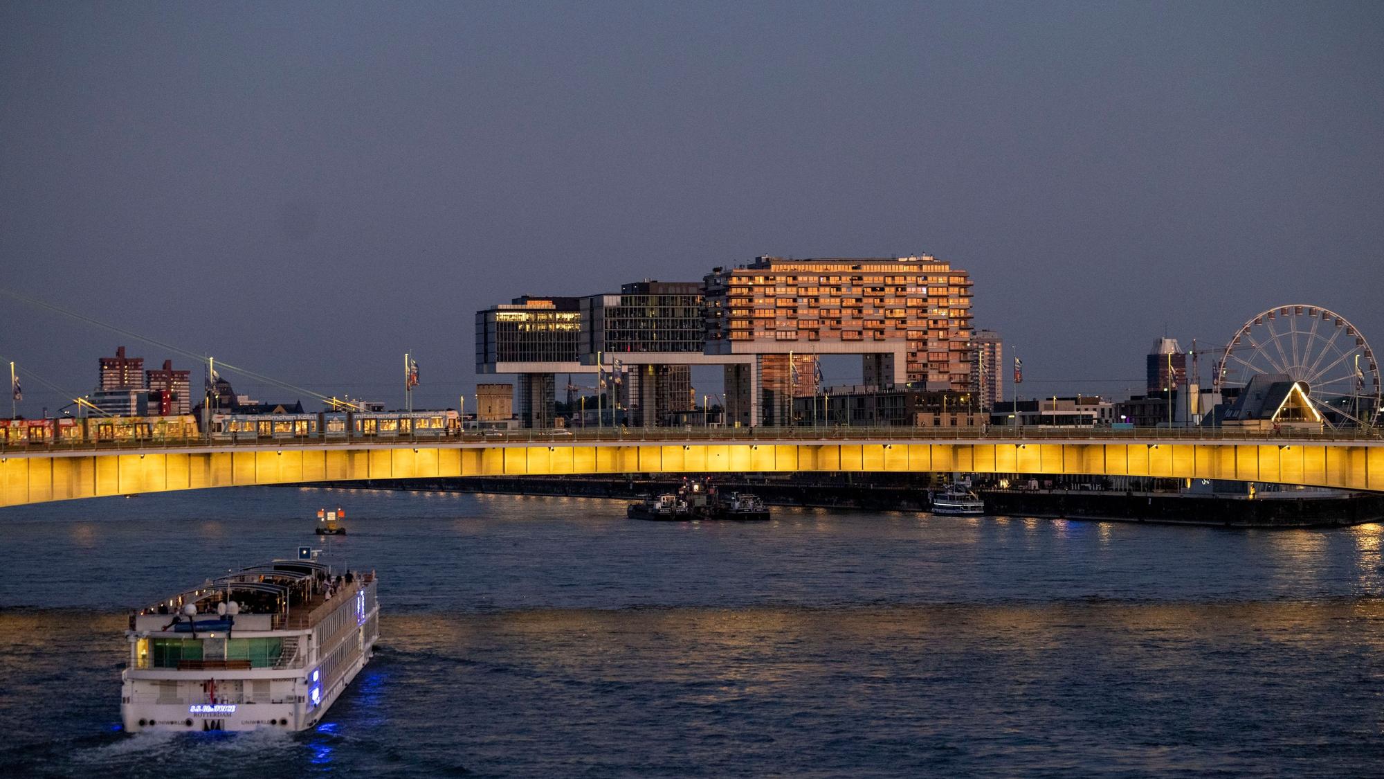 Blickfang: die Deutzer Brücke.