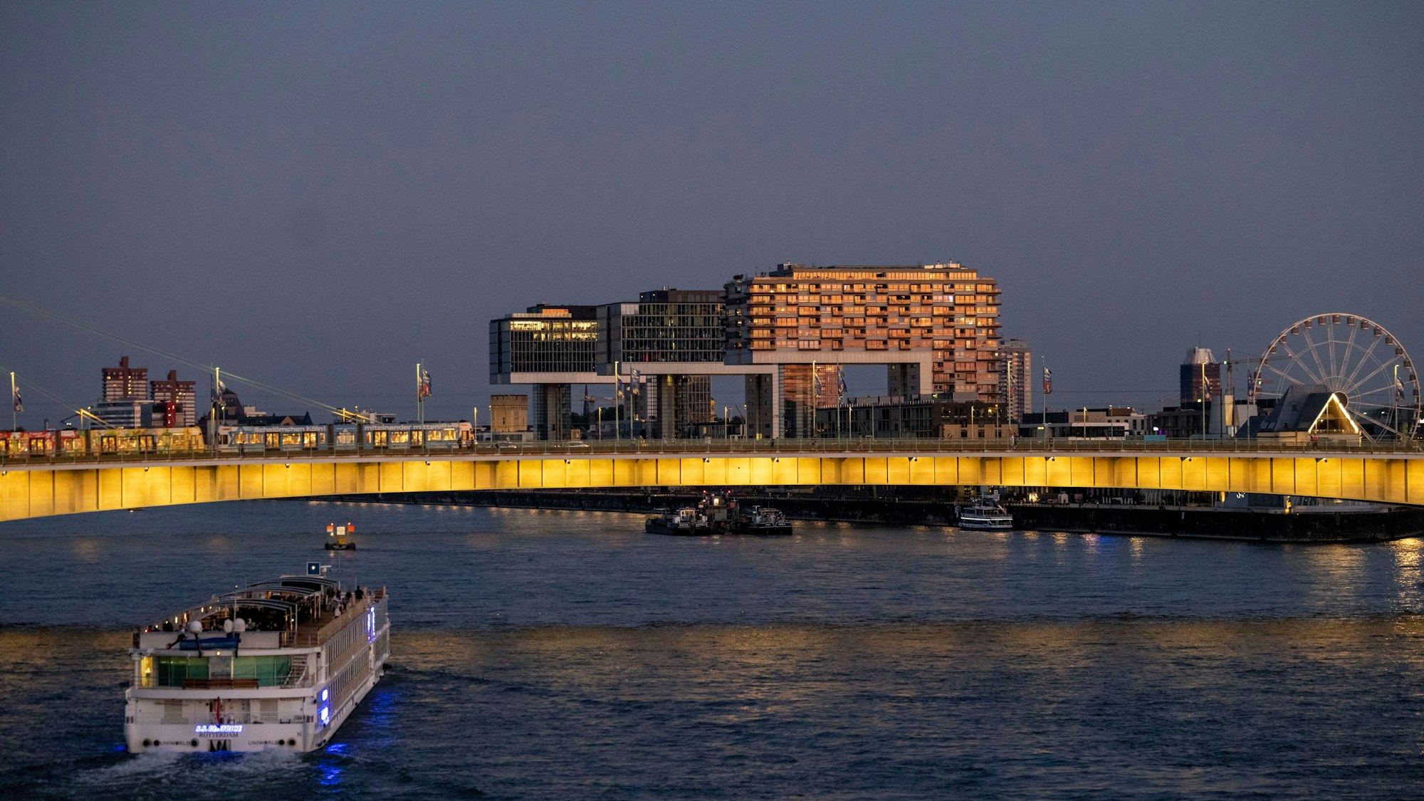 Blickfang: die Deutzer Brücke.