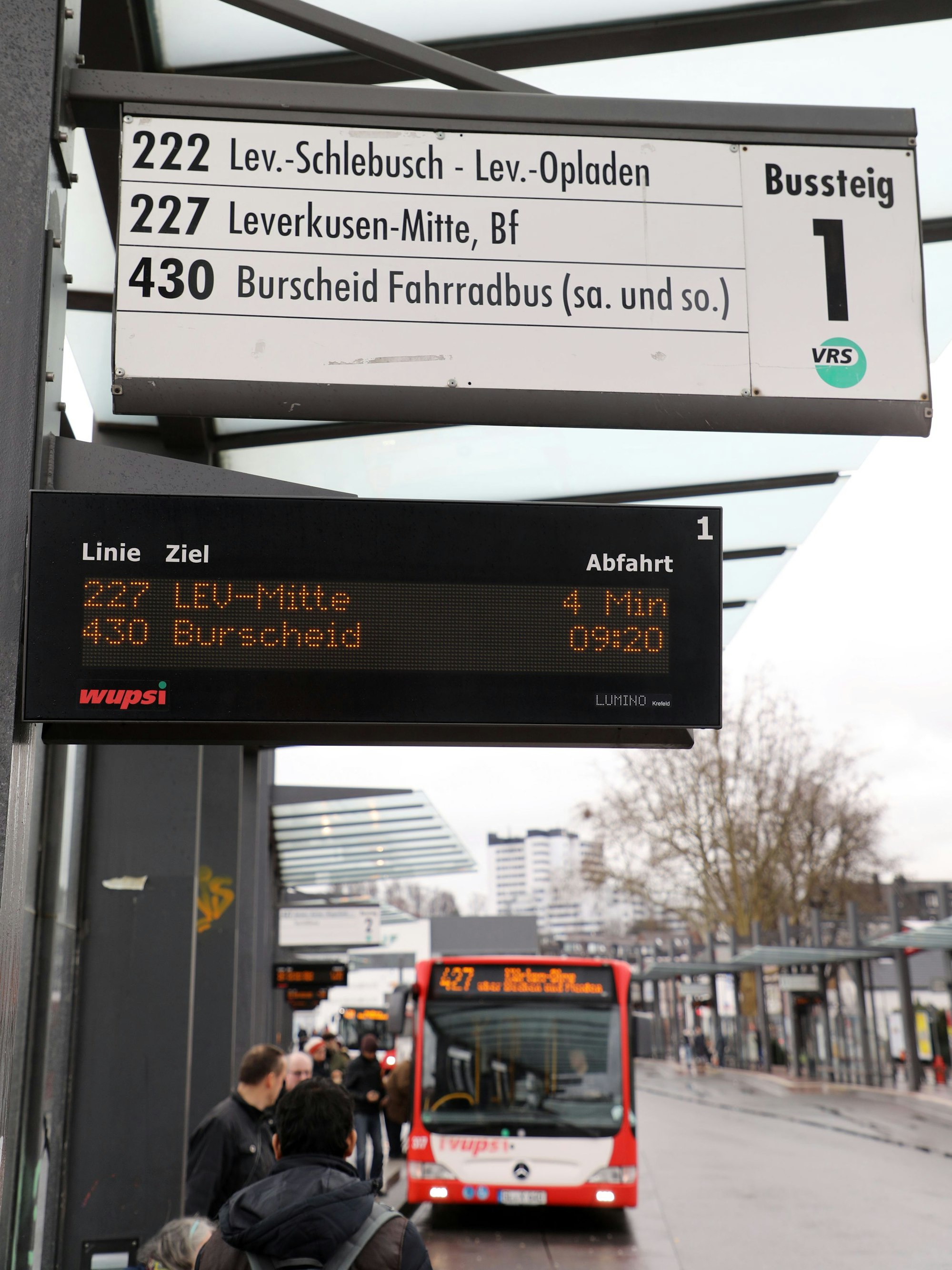 Auf einem Buslinienschild ist zu lesen: "430 Burscheid Fahrradbus (sa. und so.)"