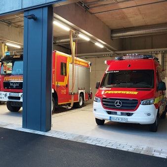 Bis zu acht Fahrzeuge haben in der neuen Fahrzeughalle Platz.