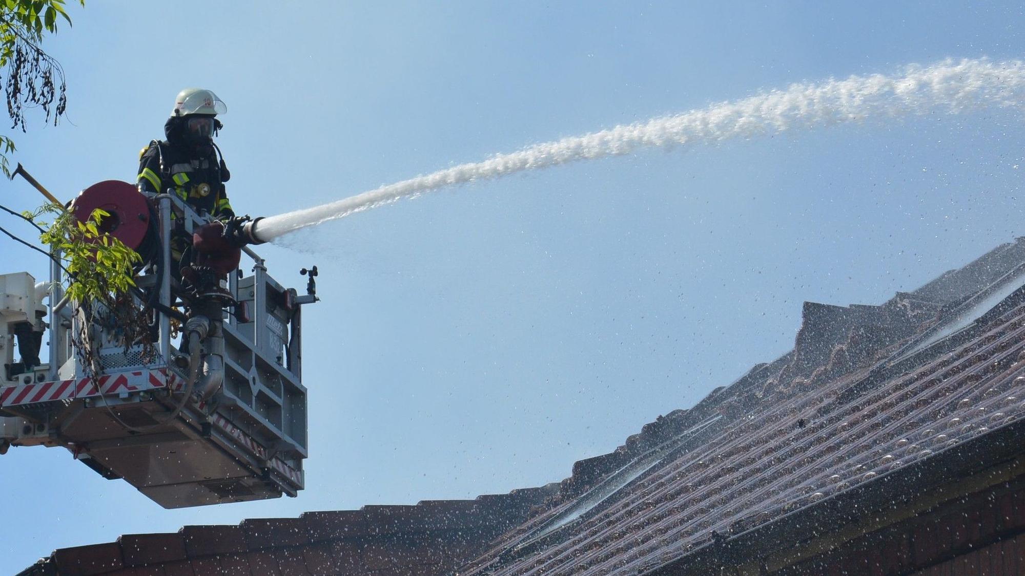 Das Bild zeigt einen Feuerwehrmann auf einer Rettungsbühne.