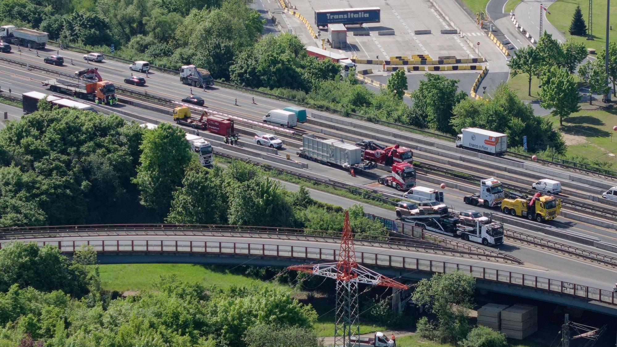 Ein Teil der maroden A4-Brücke ist nicht befahrbar, weshalb die Fahrspuren für Pkw und Lkw an dieser Stelle verengt wurden.