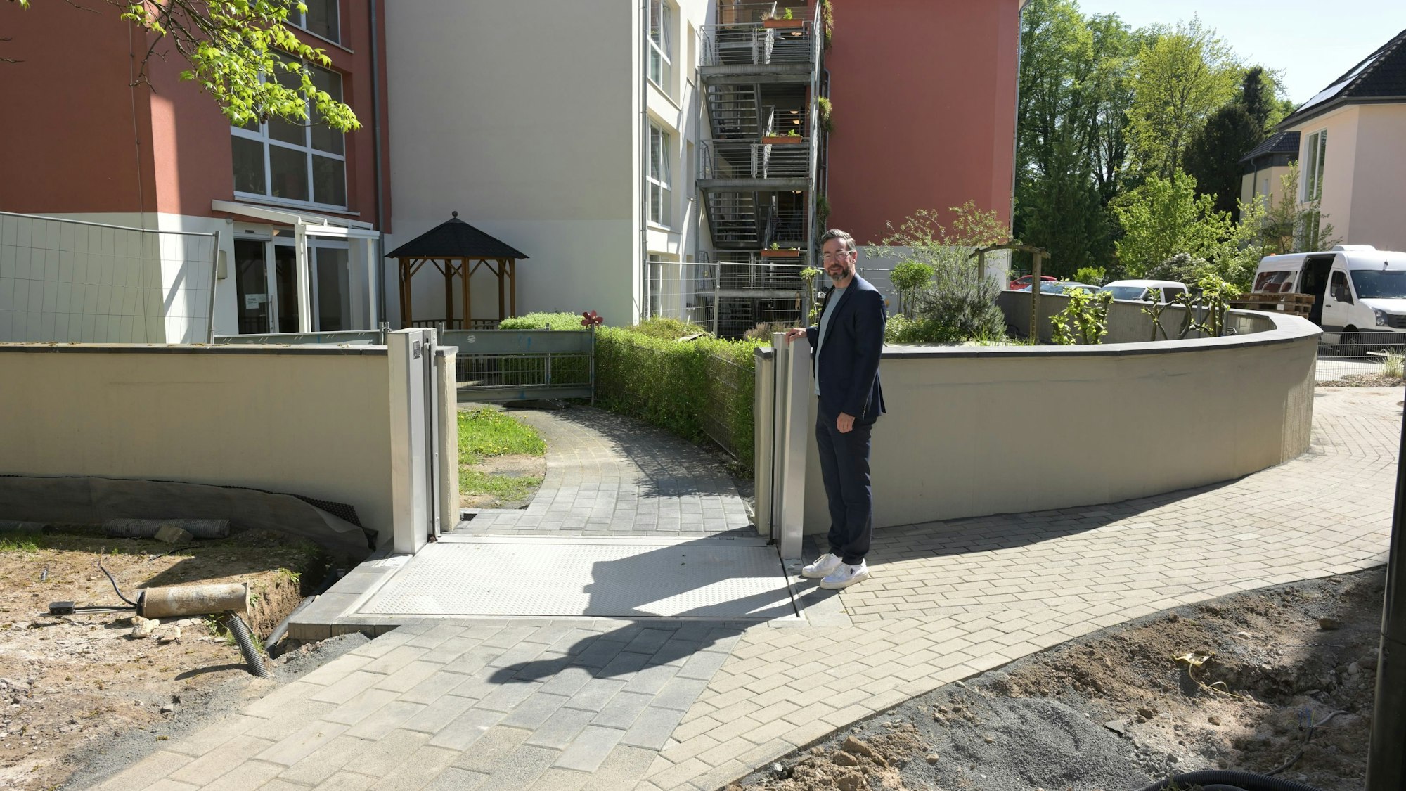 Auch eine Mauer im Innenhof des Wöllner-Stifts wird bei Flut durch Metallteile abgedichtet.