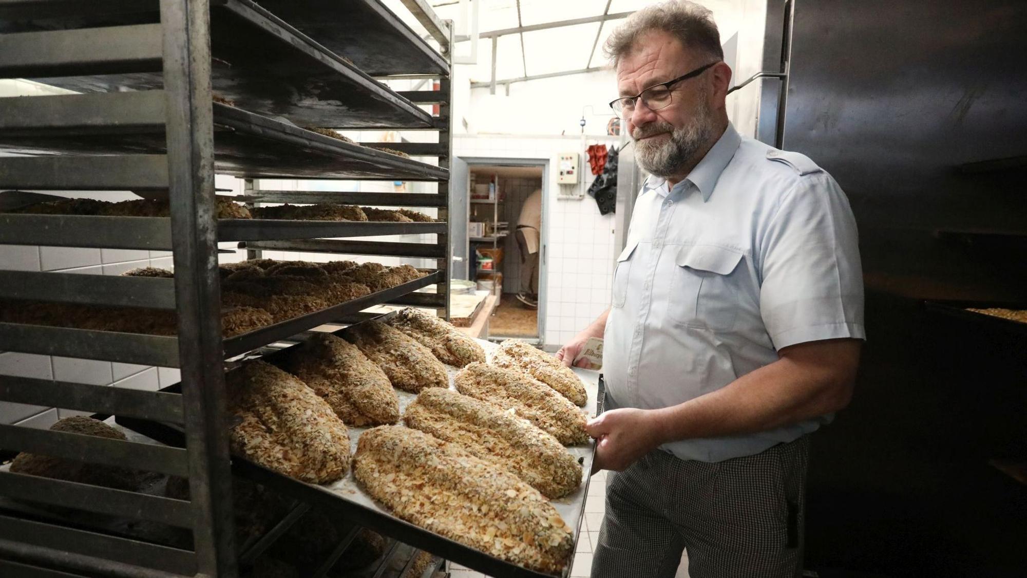 Peter Profittlich führt sein Café in Bad Honnef-Rhöndorf in vierter Generation und will den Aufschlag bei den Preisen nicht an die Kunden weitergeben.