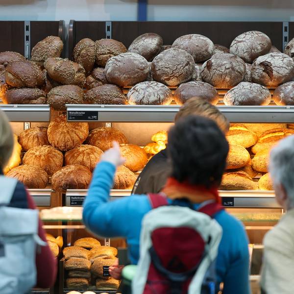 Kunden stehen am Stand einer Schaubäckerei auf der Messe «Handwerk live».