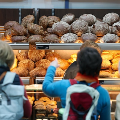 Kunden stehen am Stand einer Schaubäckerei auf der Messe «Handwerk live».