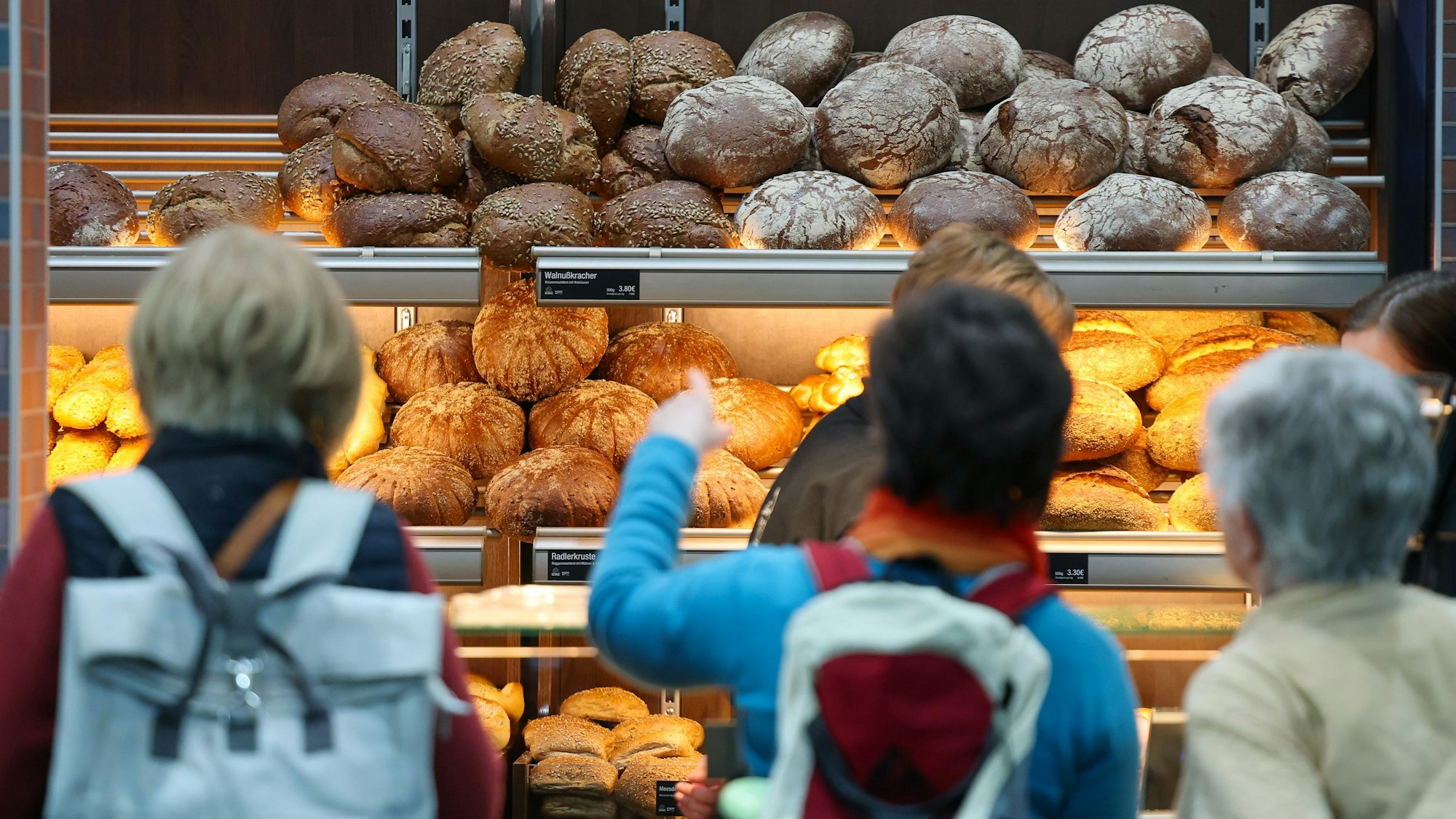 Kunden stehen am Stand einer Schaubäckerei auf der Messe «Handwerk live».