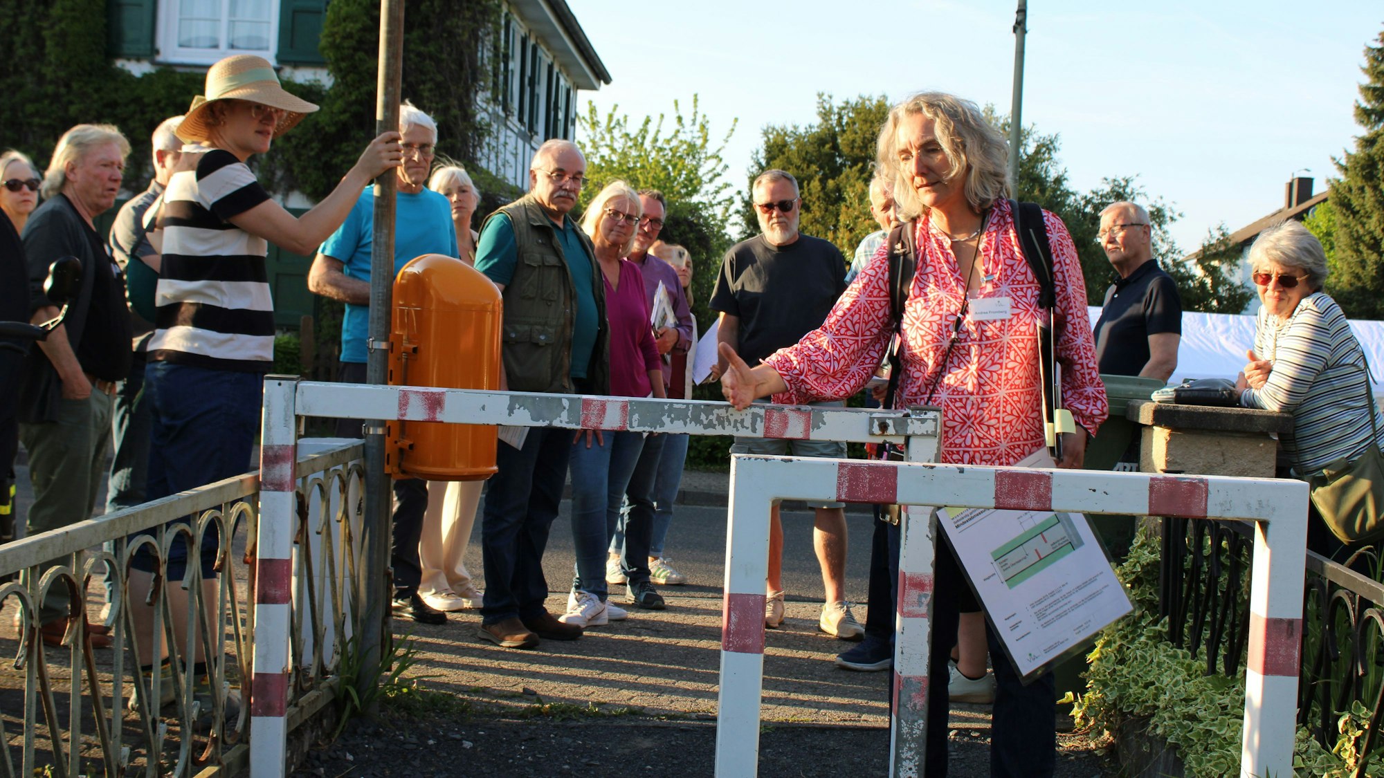 „Drängelgitter“: Sind sie noch sinnvoll oder vor allem ein Hindernis für Menschen mit Kinderwägen oder Rollatoren?