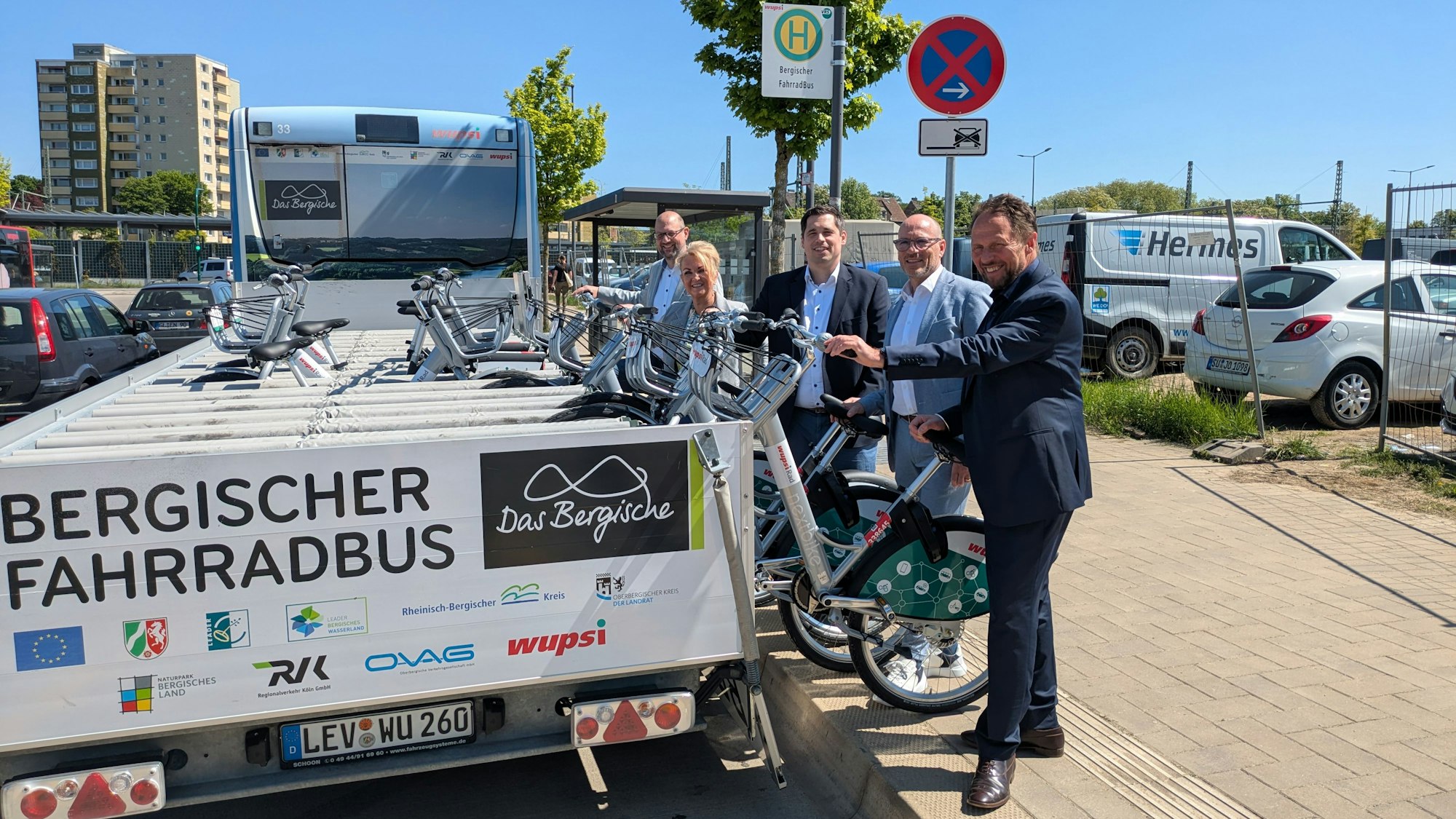 Menschen stehen am Anhänger eines Bergischen Fahrradebusses in Leverkusen-Opladen.