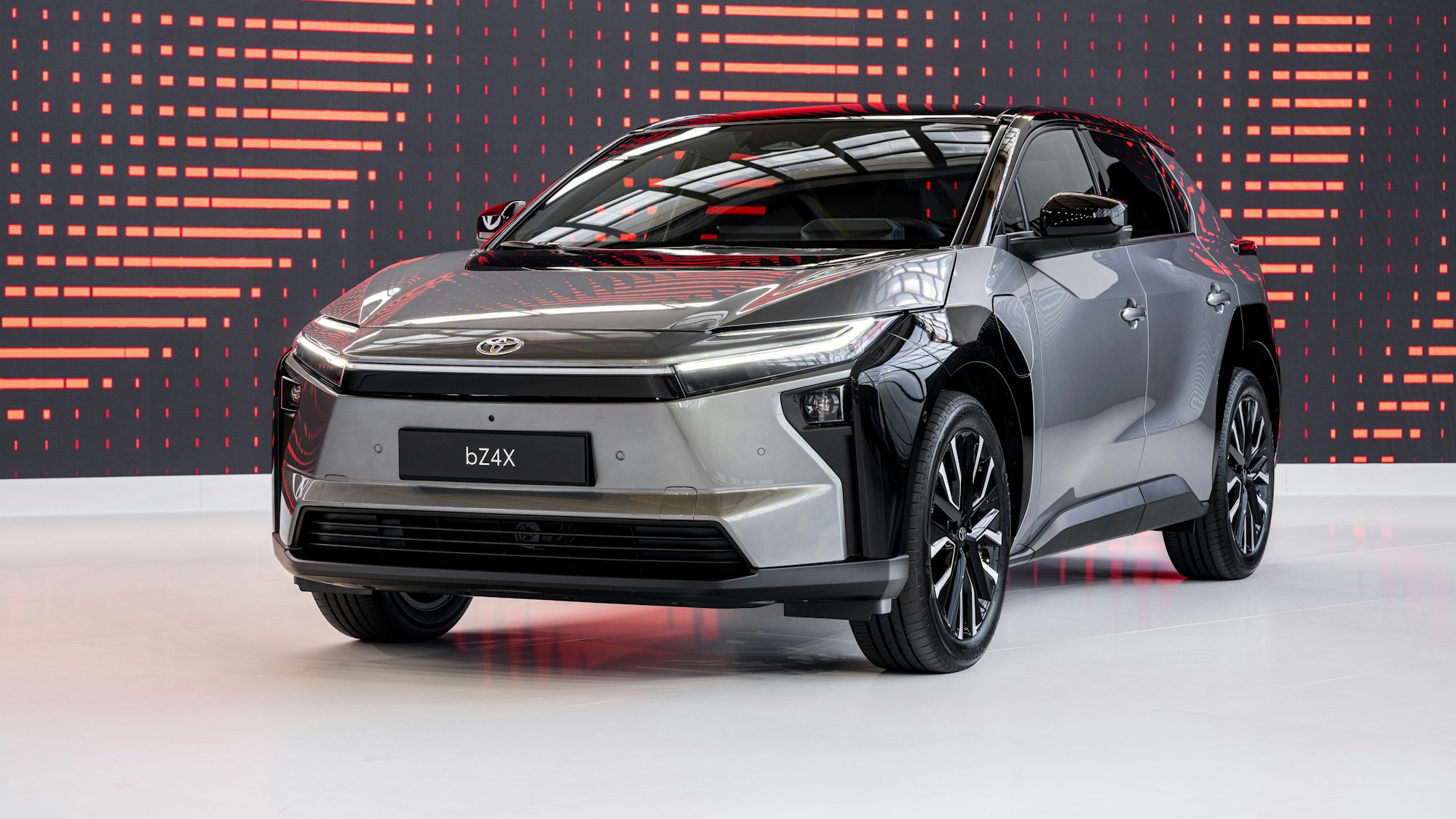 Mit der sehr gründlich überarbeiteten Neuauflage des bZ4X tritt Toyota im D-Segment an.