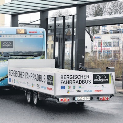 Ein Bus mit Fahrradanhänger steht am Busbahnhof in Bergisch Gladbach-Stadtmitte.