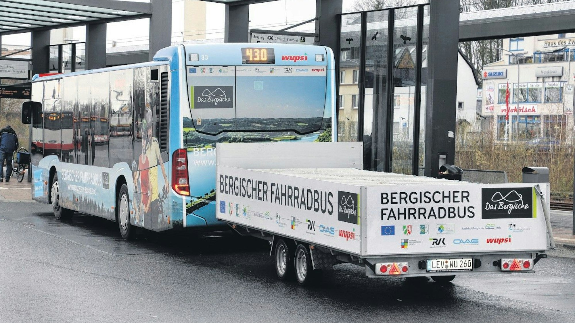 Ein Bus mit Fahrradanhänger steht am Busbahnhof in Bergisch Gladbach-Stadtmitte.