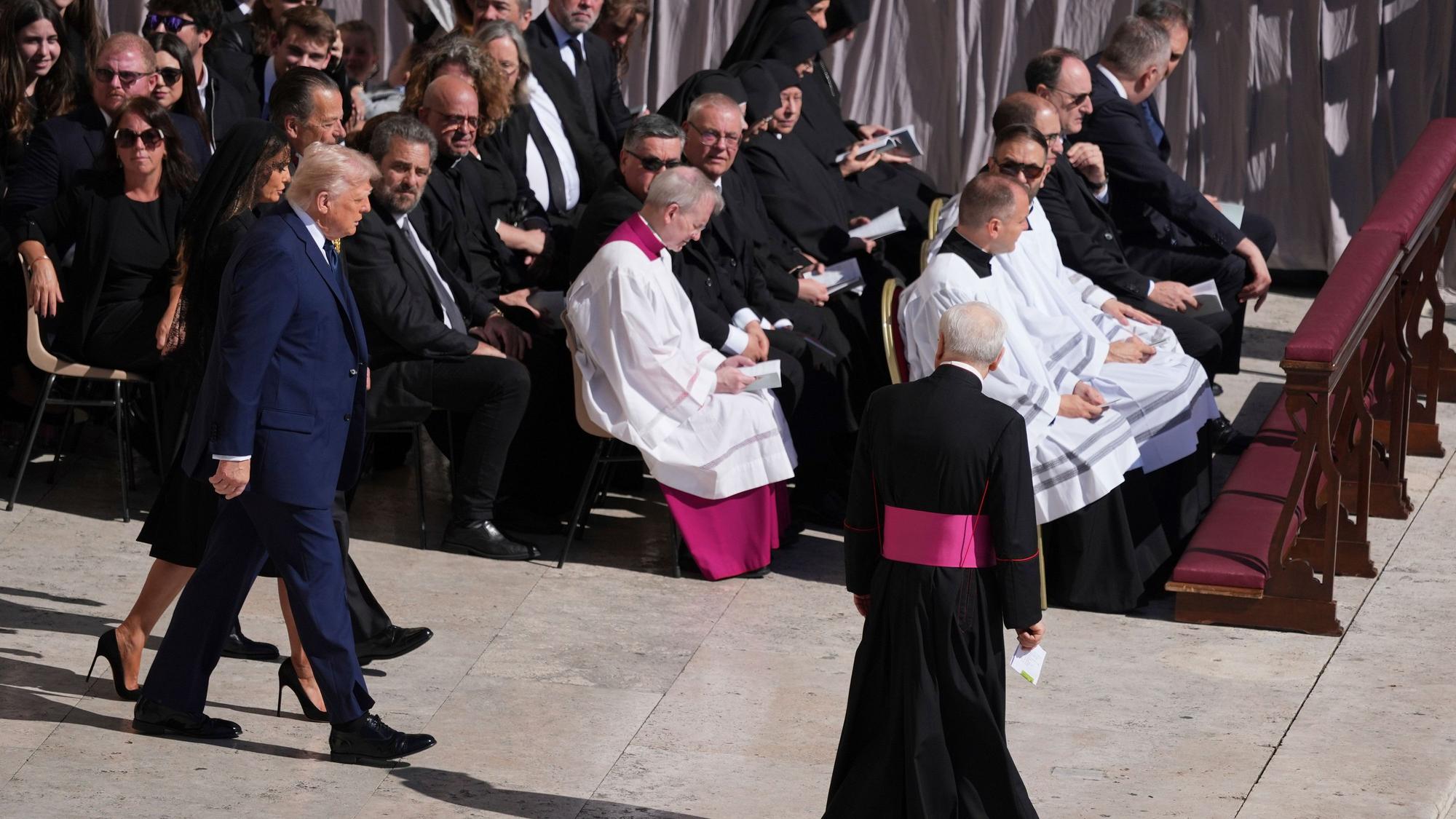 Donald Trump, hier bei der Beerdigung von Papst Franziskus im Vatikan, hat sich zum Konklave geäußert.