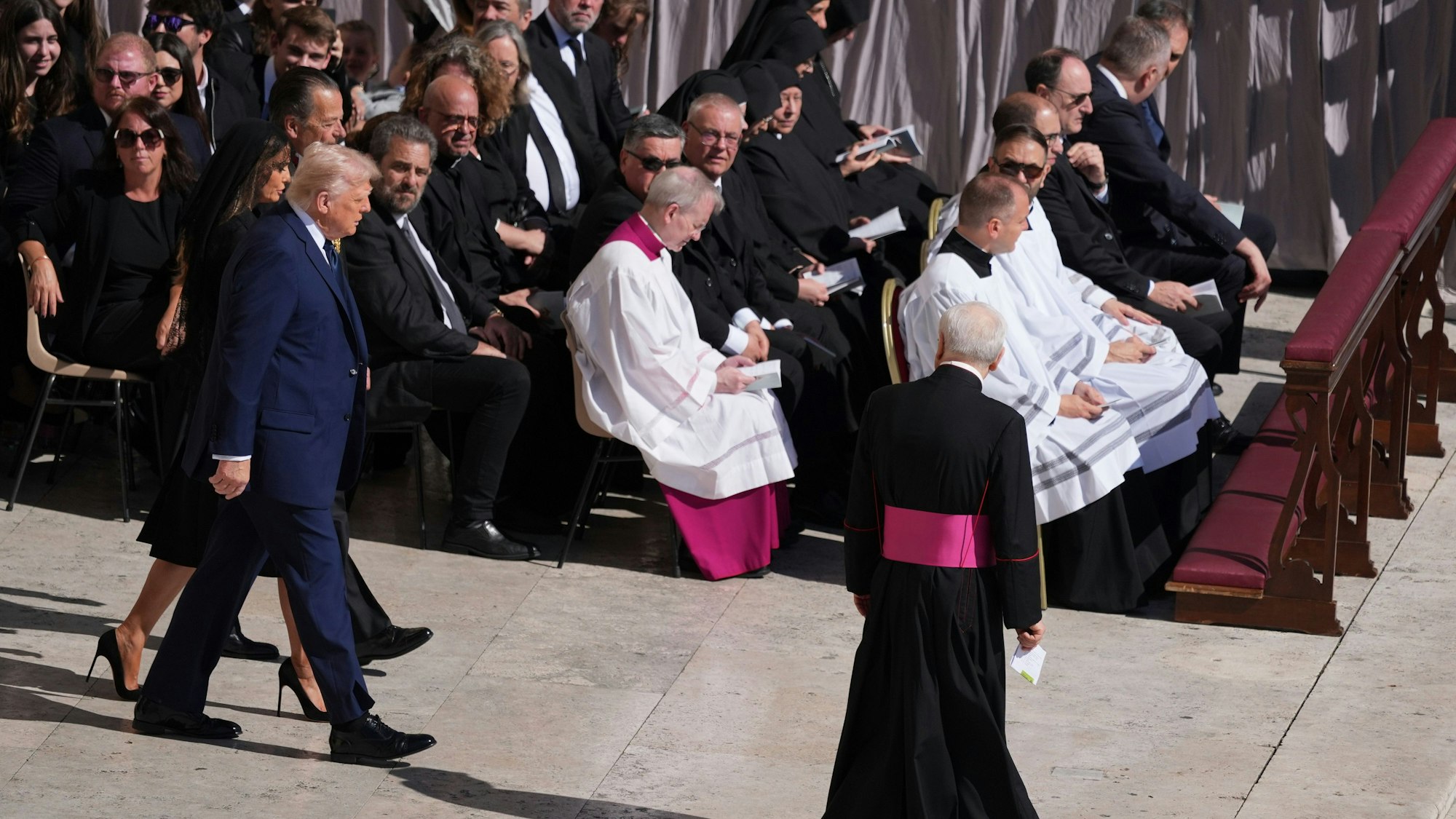 Donald Trump, hier bei der Beerdigung von Papst Franziskus im Vatikan, hat sich zum Konklave geäußert.