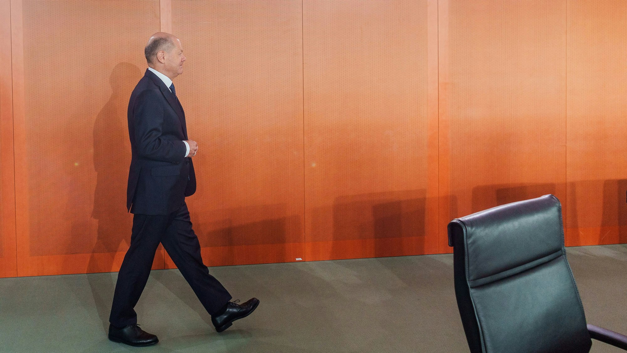 Bundeskanzler Olaf Scholz (SPD), kommt zu Beginn der letzten regulären Kabinettssitzung der geschäftsführenden Bundesregierung im Kabinett Scholz.