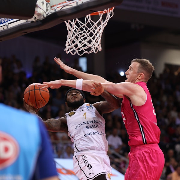Keine einfachen Körbe zulassen: Thomas Kennedy (rechts) räumt Braunschweigs TJ Crockett ab.