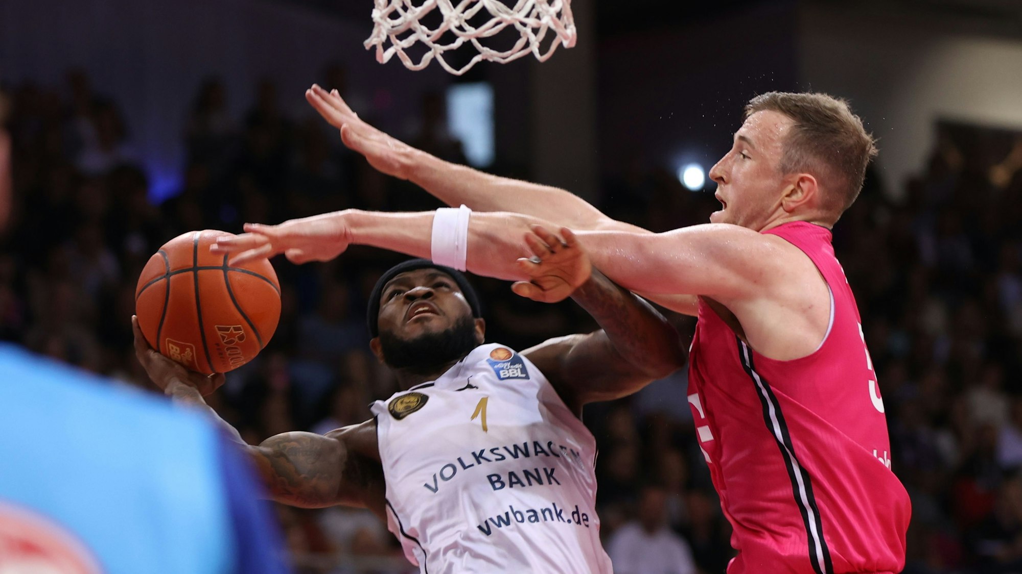 Keine einfachen Körbe zulassen: Thomas Kennedy (rechts) räumt Braunschweigs TJ Crockett ab.