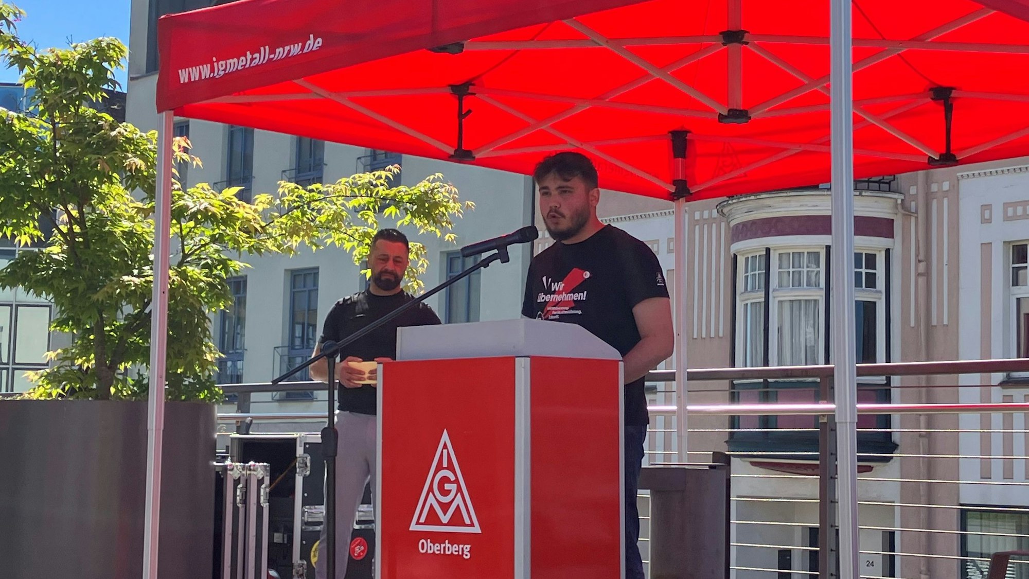 Eren Caylak am Rednerpult.