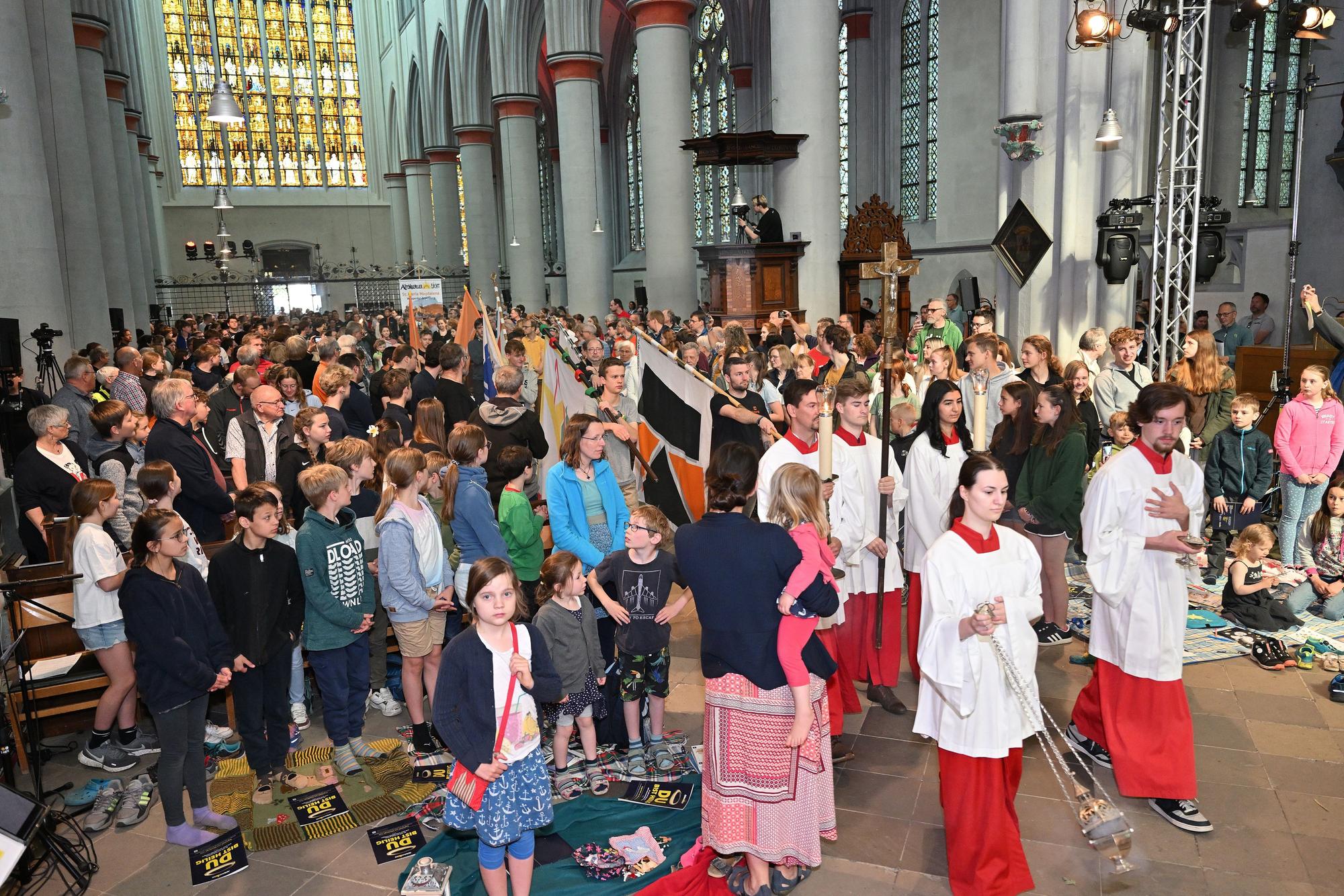 Das Foto zeigt den Einzug der Geistlichen in den Altenberger Dom