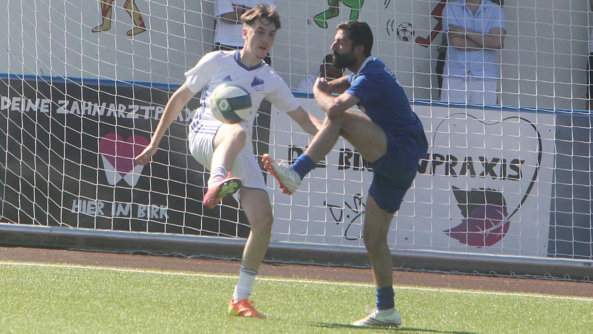 Joshua Tobola (links)