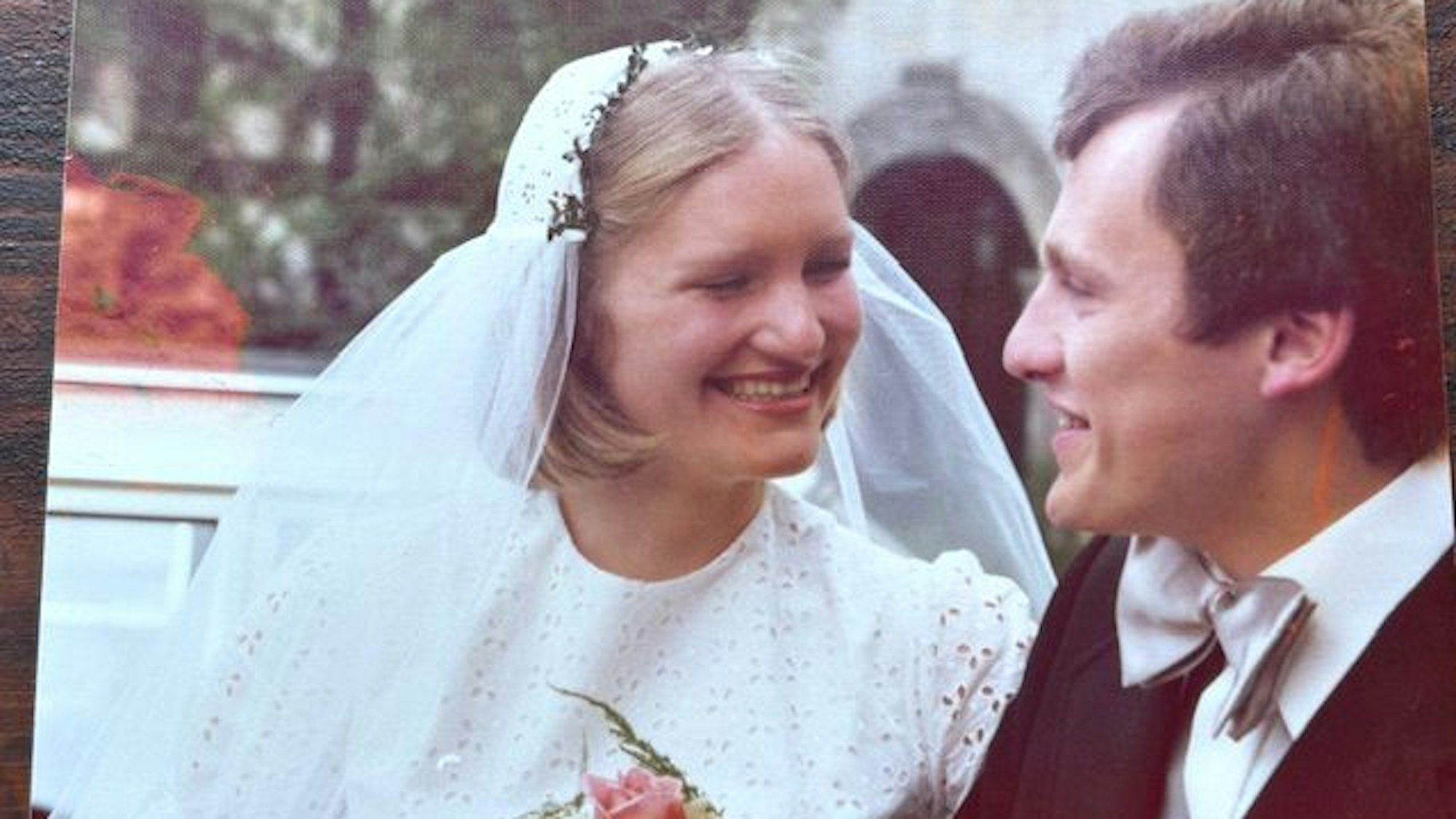 Die Frischvermählten lächeln sich an.