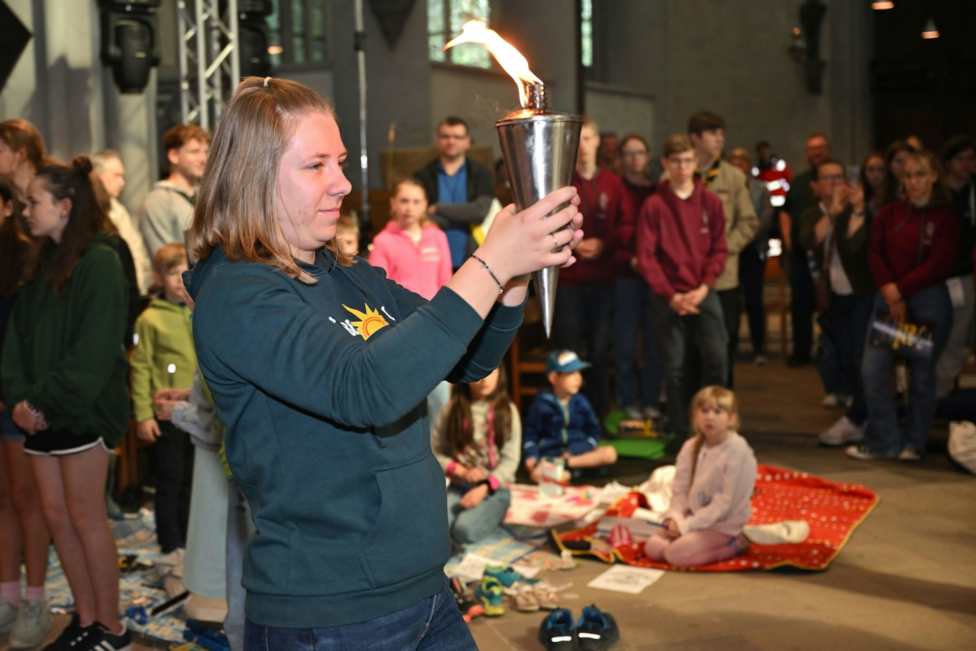 Das Foto zeigt eine Teilnehmerin mit der Fackel des Altenberger Lichts