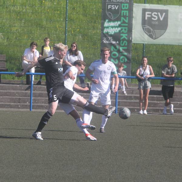 Rico Heinen (links) erzielte für den FSV Neunkirchen-Seelscheid den Treffer zum 1:1.