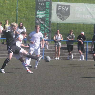 Rico Heinen (links) erzielte für den FSV Neunkirchen-Seelscheid den Treffer zum 1:1.