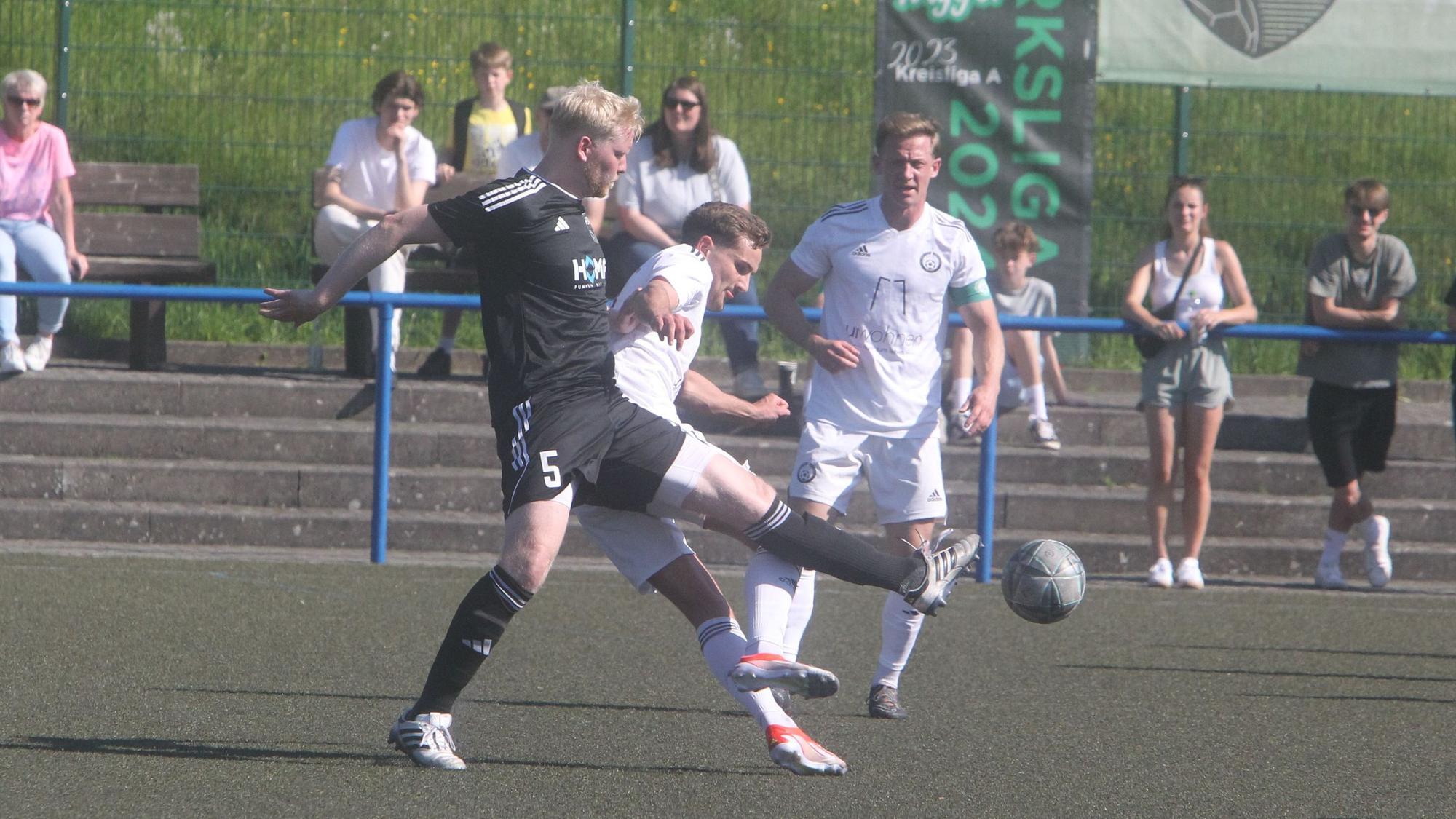 Rico Heinen (links) erzielte für den FSV Neunkirchen-Seelscheid den Treffer zum 1:1.
