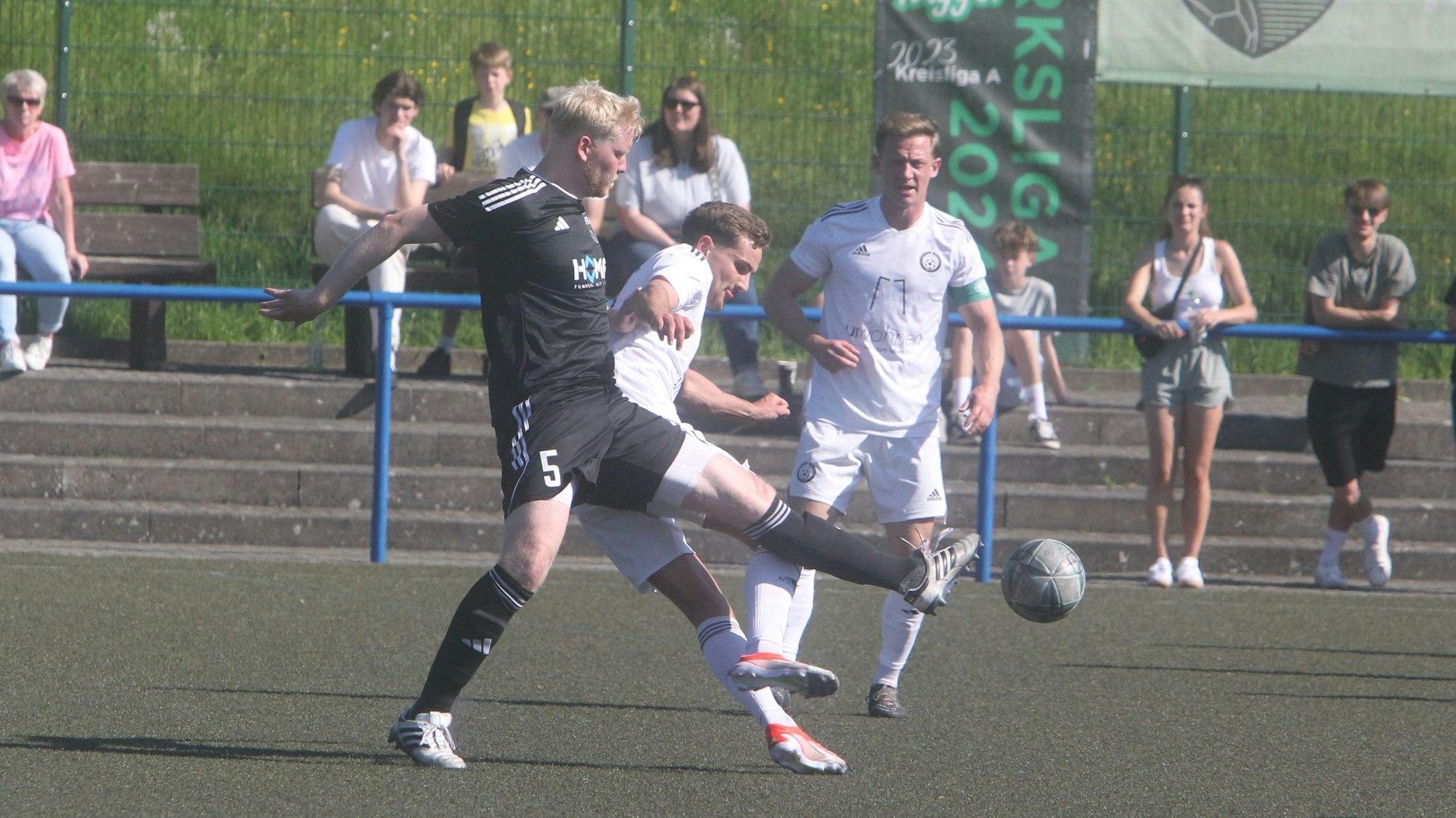Rico Heinen (links) erzielte für den FSV Neunkirchen-Seelscheid den Treffer zum 1:1.