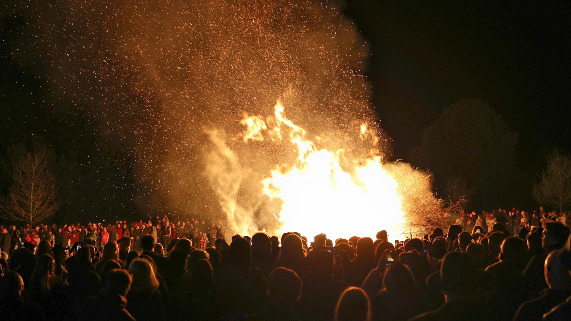 Das beeindruckend große Feuer zog um Mitternacht die Besucher der Hexennacht auf Burg Satzvey magisch an.
