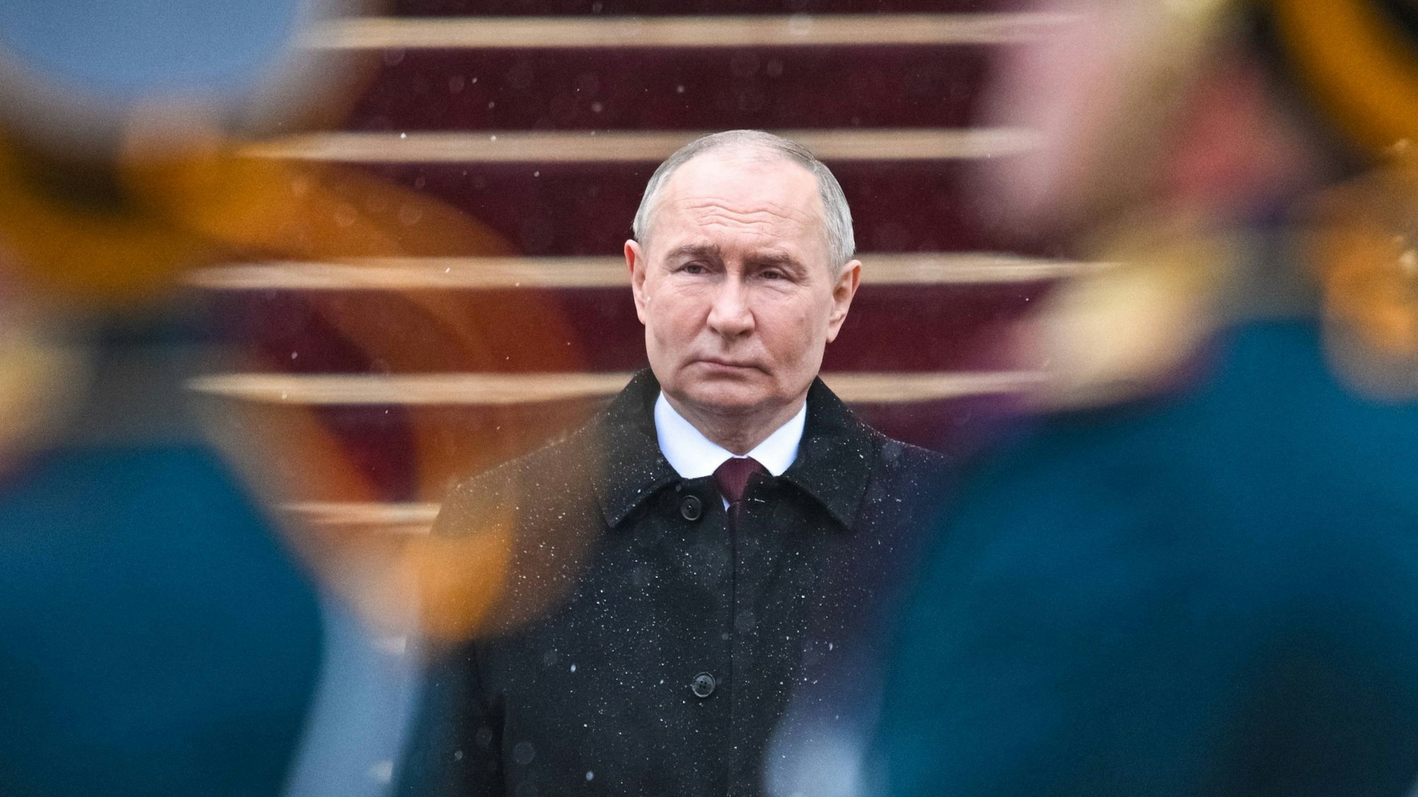Wladimir Putin betrachtet eine Militärparade in Moskau. Die deutschen Geheimdienste warnen nun vor den Plänen des Kremlchefs. (Archivbild)