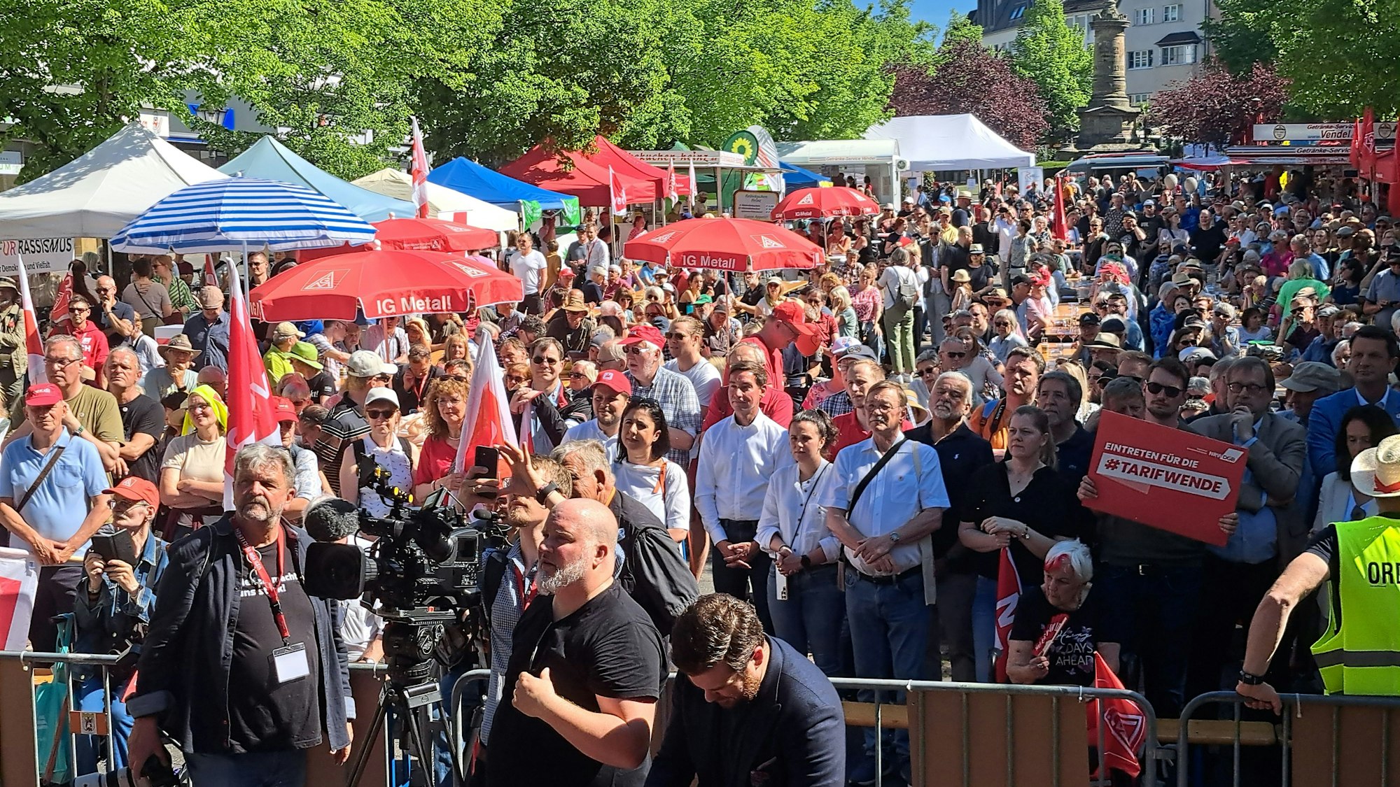 Zur zentralen Kundgebung des DGB NRW zum Tag der Arbeit kamen am Donnerstag mehrere hundert Menschen auf den Siegburger Marktplatz.