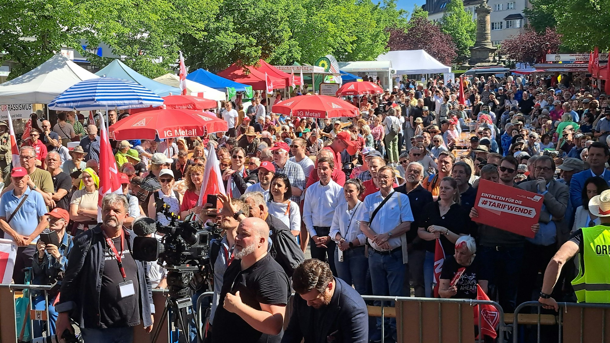 Zur zentralen Kundgebung des DGB NRW zum Tag der Arbeit kamen am Donnerstag mehrere hundert Menschen auf den Siegburger Marktplatz.