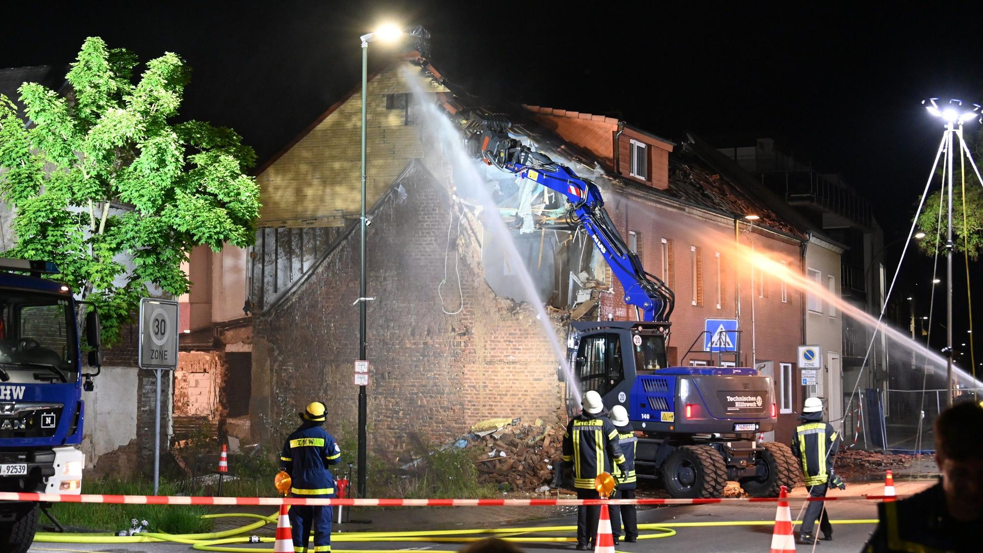 Das ausgebrannte Haus in Kerpen war in der Nacht zum 1. Mai teilweise vom THW Bergheim eingerissen worden da Einsturzgefahr bestand.