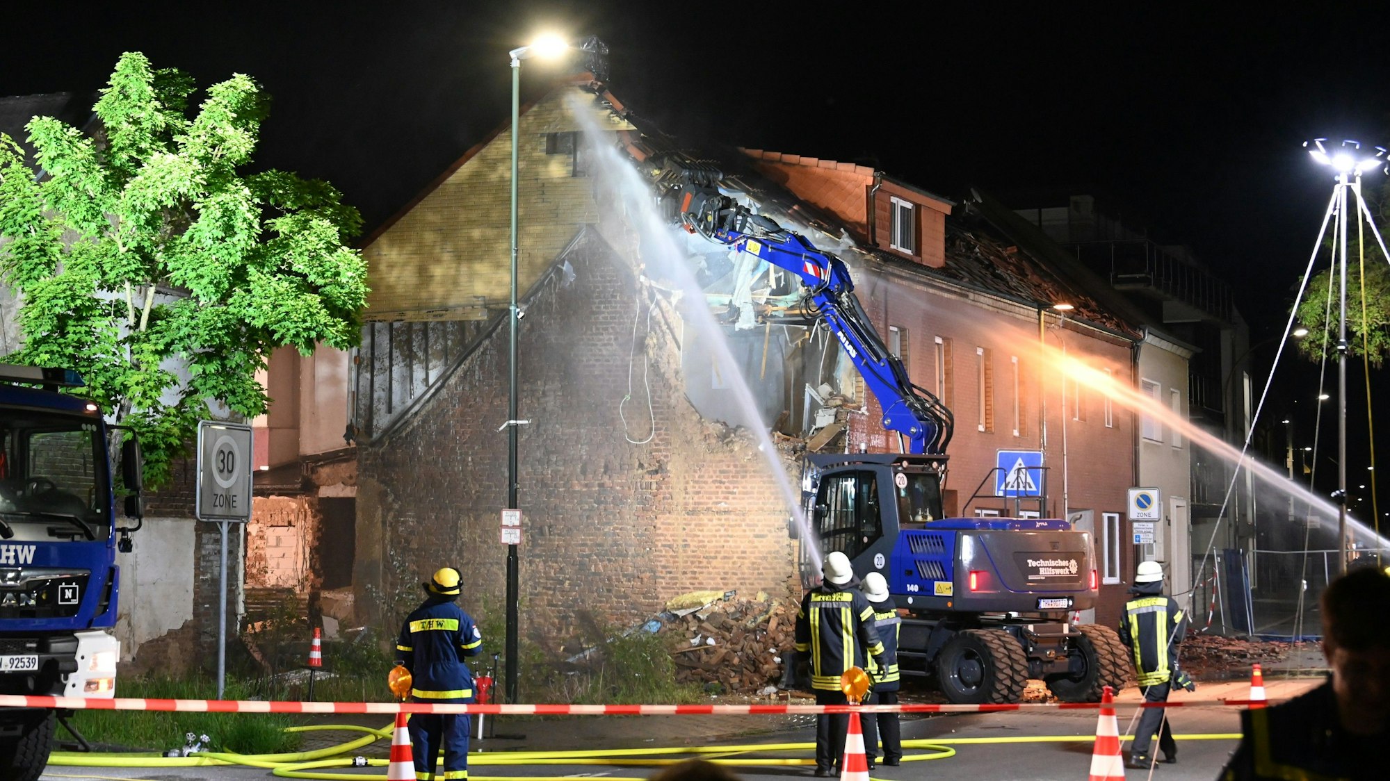 Das ausgebrannte Haus in Kerpen war in der Nacht zum 1. Mai teilweise vom THW Bergheim eingerissen worden da Einsturzgefahr bestand.