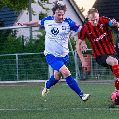 Das Bild zeigt Torjäger Luke Bungart (r.) im Laufduell mit seinem Roitzheimer Gegenspieler.