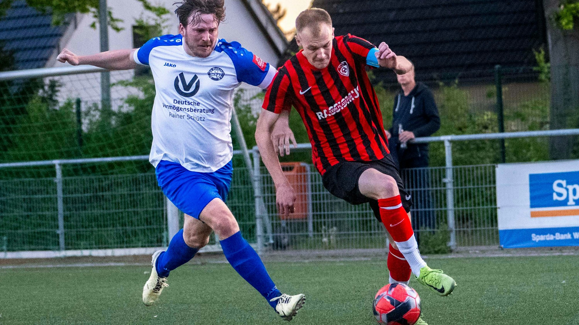 Das Bild zeigt den Torjäger im Laufduell mit seinem Roitzheimer Gegenspieler.
