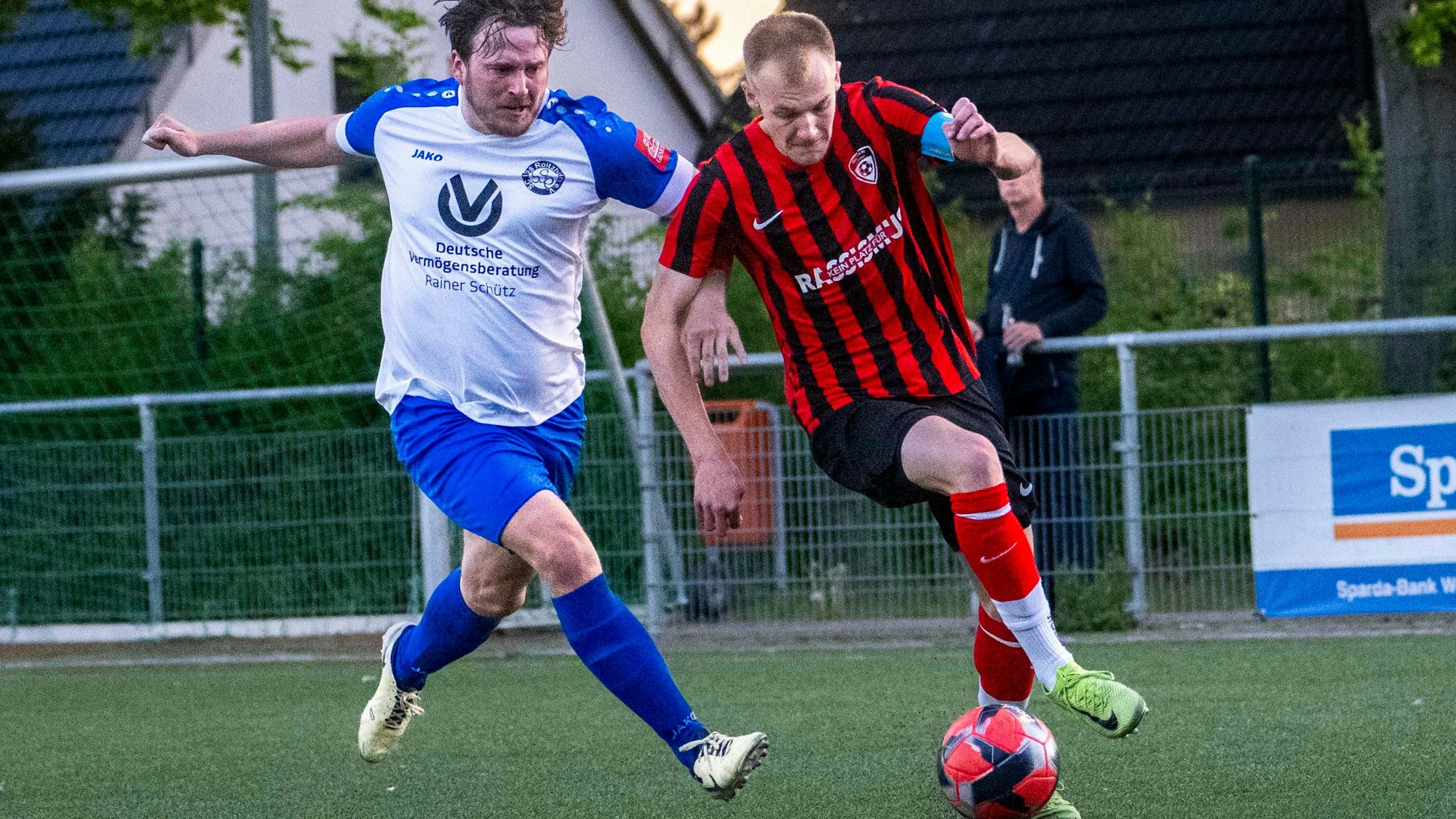 Das Bild zeigt Torjäger Luke Bungart (r.) im Laufduell mit seinem Roitzheimer Gegenspieler.