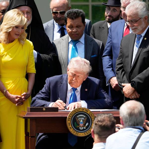 US-Präsident Donald Trump unterzeichnet, umgeben von religiösen Würdenträgern, eine Durchführungsverordnung auf einer Veranstaltung am National Day of Prayer im Rosengarten des Weißen Hauses.
