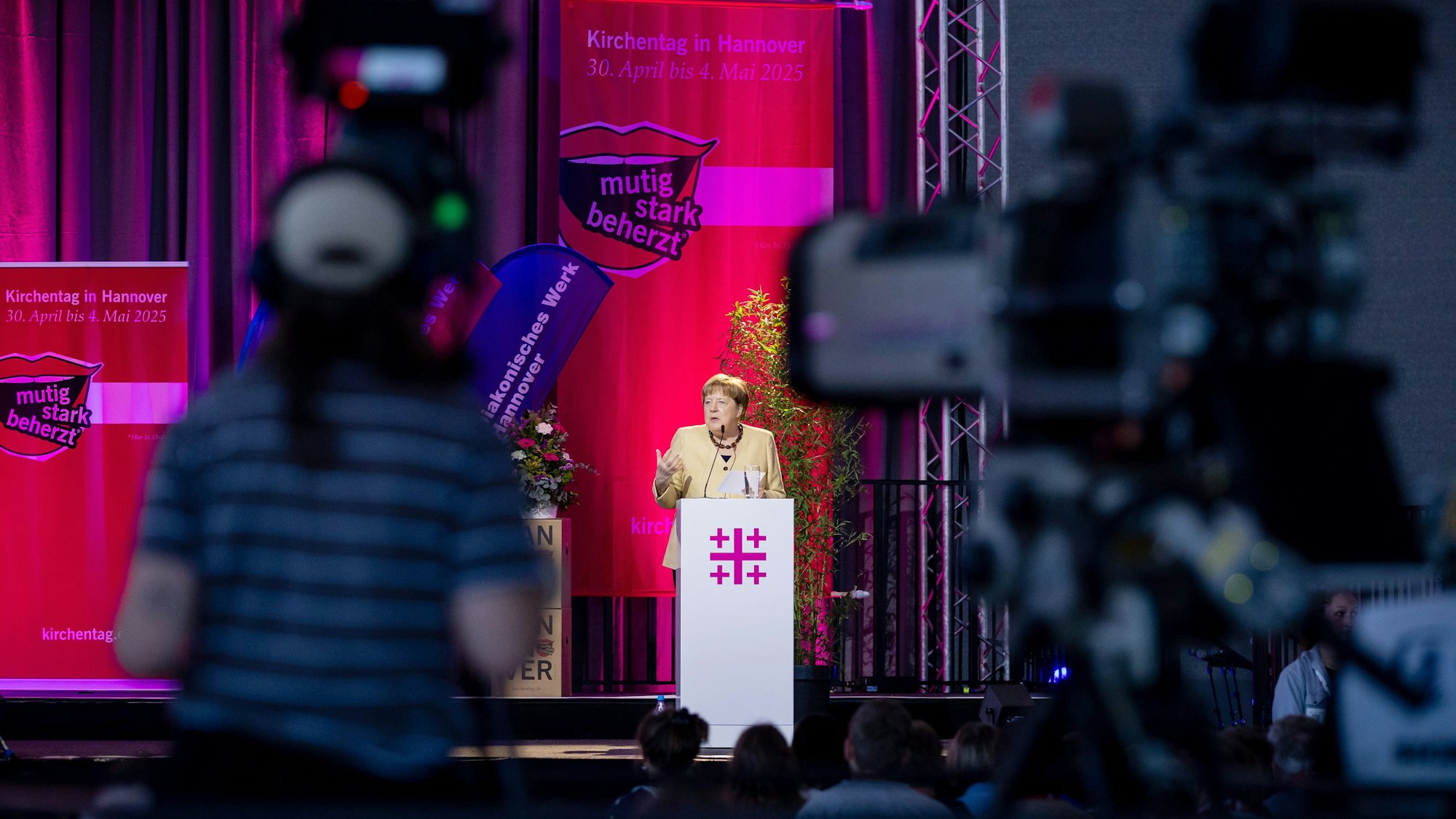 01.05.2025, Niedersachsen, Hannover: Altkanzlerin Angela Merkel (CDU) spricht auf dem 39. Deutschen Evangelischen Kirchentag, der vom 30.04. bis 04.05.2025 in Hannover stattfindet. Foto: Moritz Frankenberg/dpa +++ dpa-Bildfunk +++