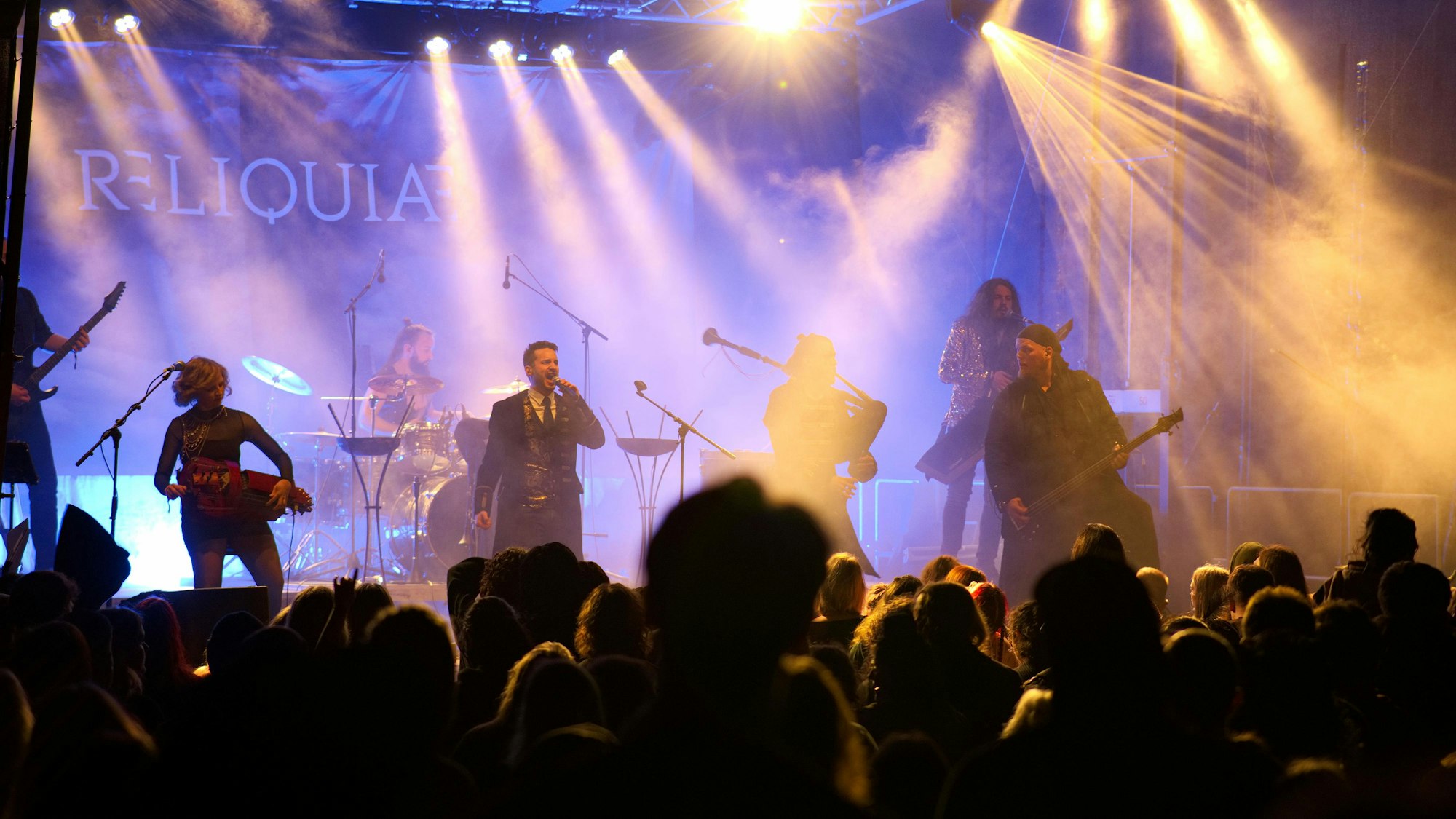 Das Bild zeigt die Band auf der Bühne.